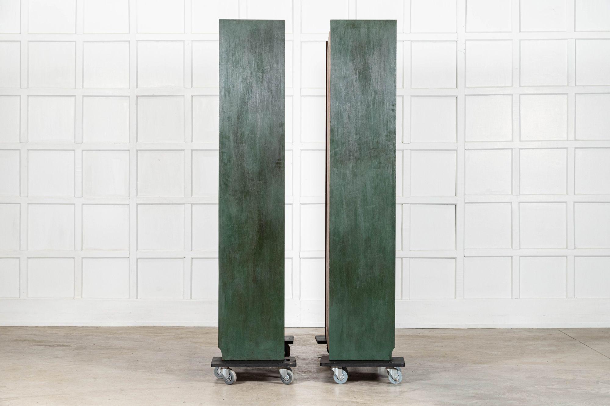 Coppia di vetrine-libreria inglesi in mogano dipinto e smaltato in vendita 3