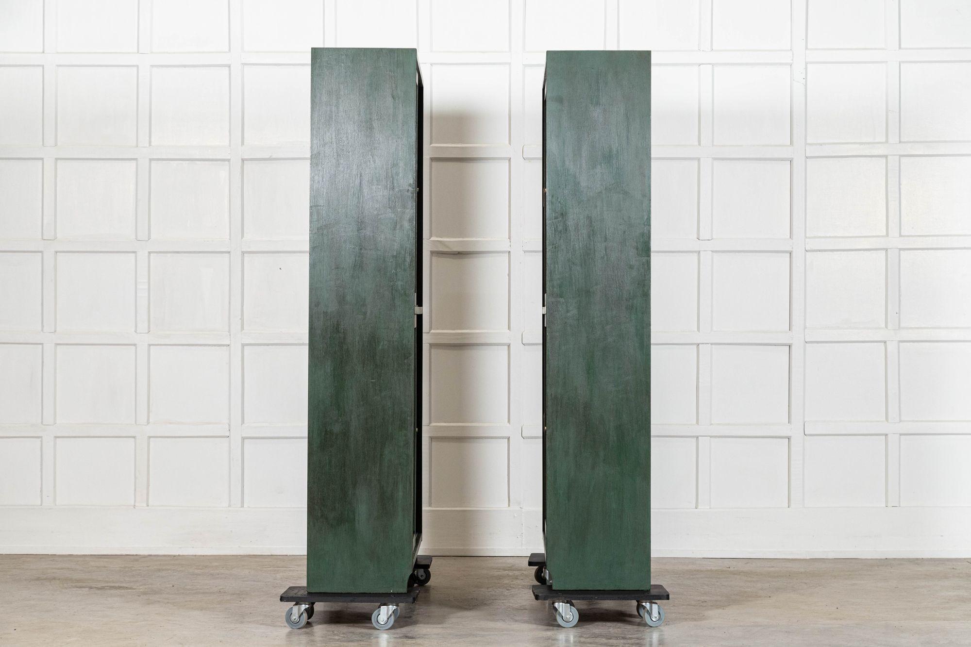 Coppia di vetrine-libreria inglesi in mogano dipinto e smaltato in vendita 4