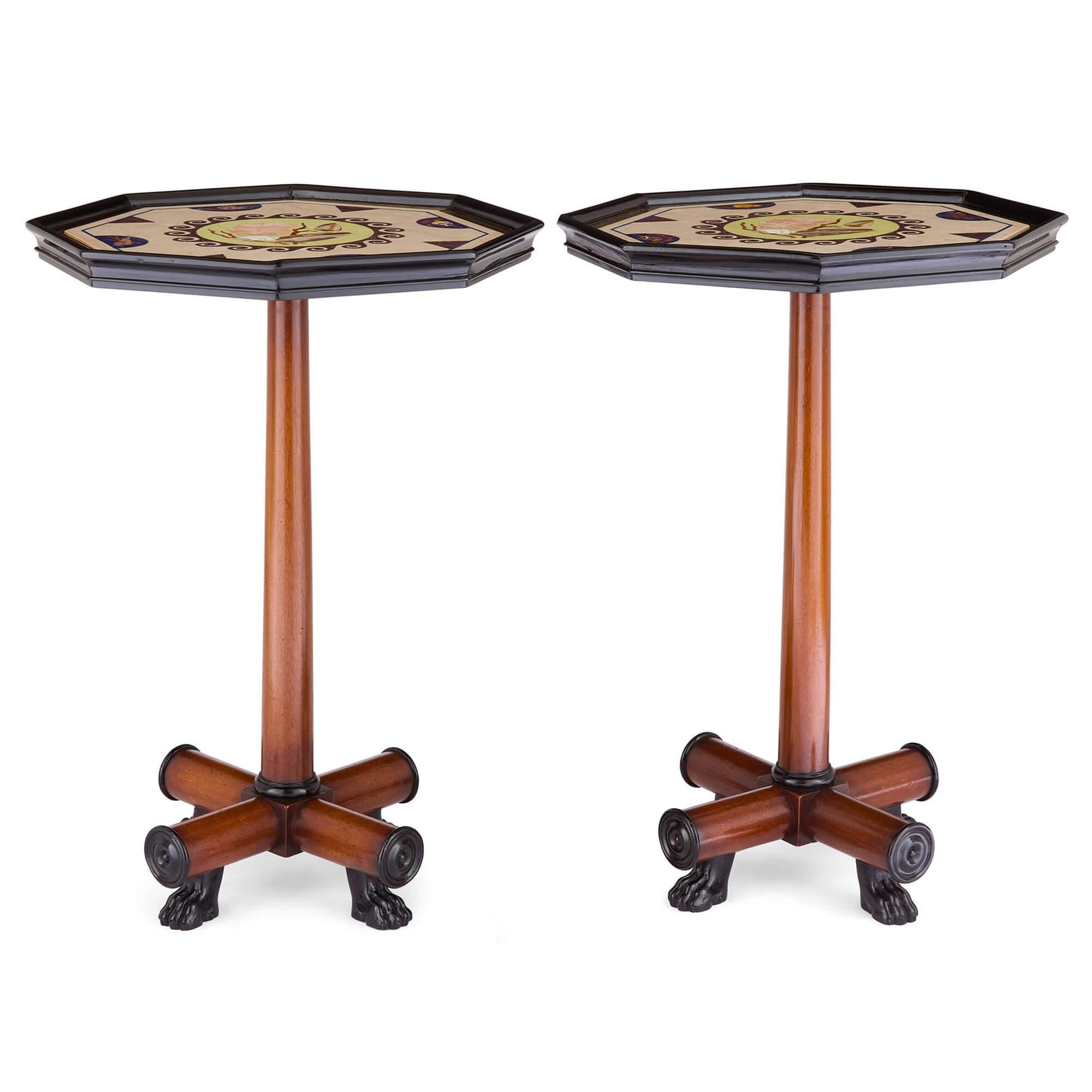 Paire de tables d'appoint anglaises en Pietra Dura Wood Brown Marine Sea Shells 
Anglais, 20ème siècle 
Hauteur 70 cm, largeur 47,5 cm, profondeur 47,5 cm

Cette paire exceptionnelle de tables d'appoint a été fabriquée en Angleterre et met en valeur