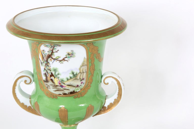 Paar englische Porzellan Vasen / Urnen mit Blumenschmuck im Angebot bei