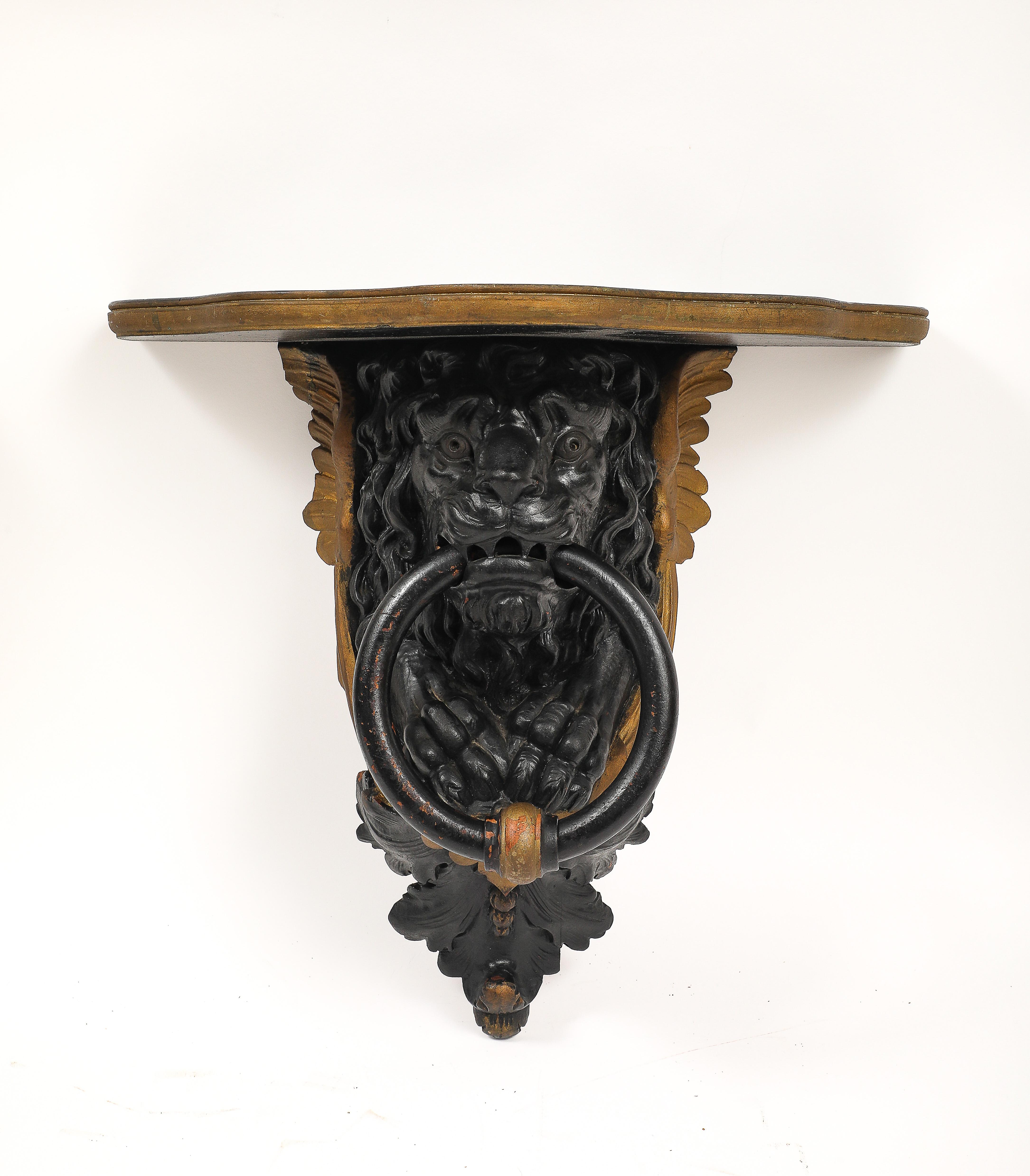 Coppia di mensole da parete inglesi Regency in lacca nera e oro con maschere di leone e anelli in vendita 3