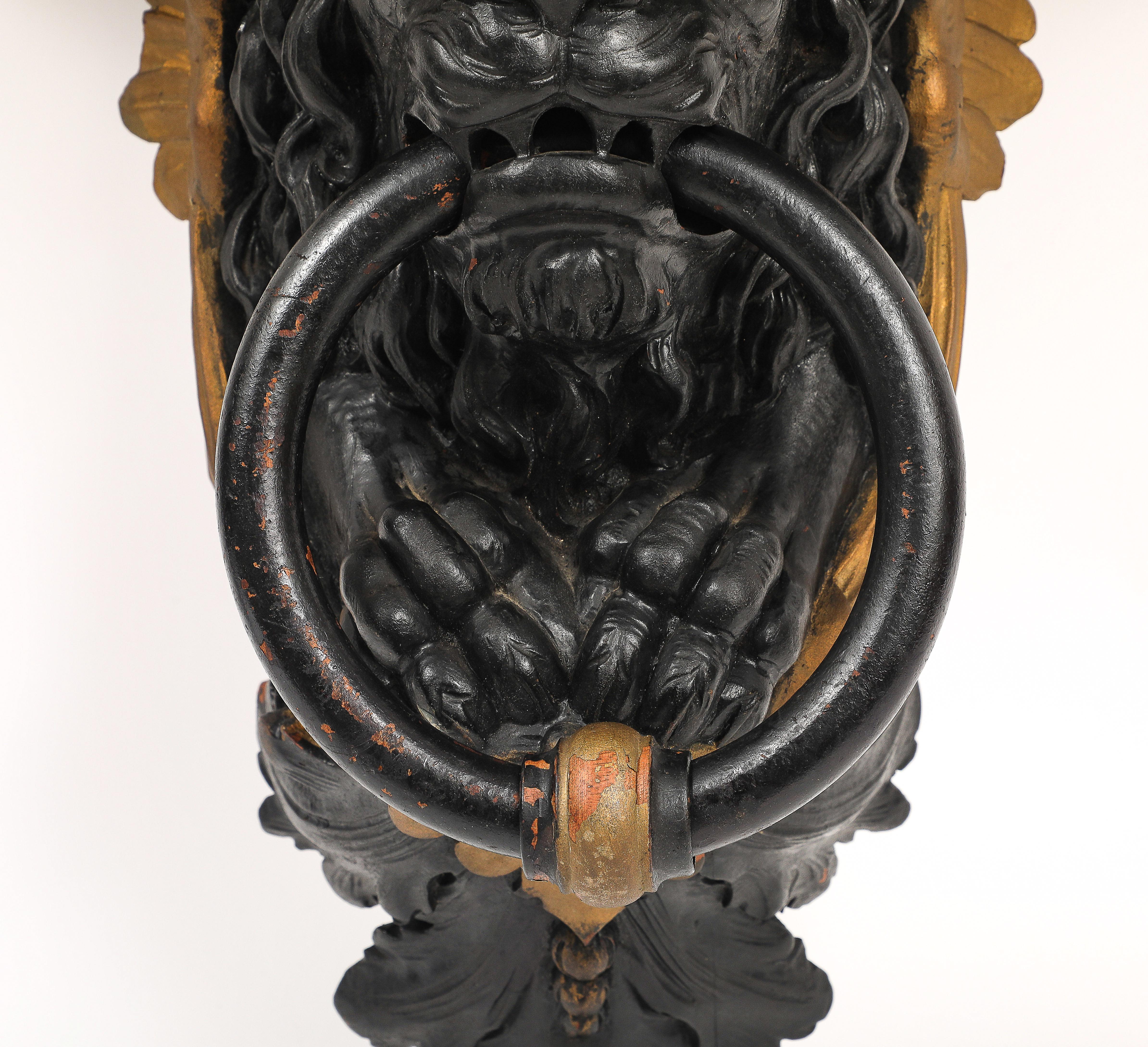Coppia di mensole da parete inglesi Regency in lacca nera e oro con maschere di leone e anelli in vendita 4