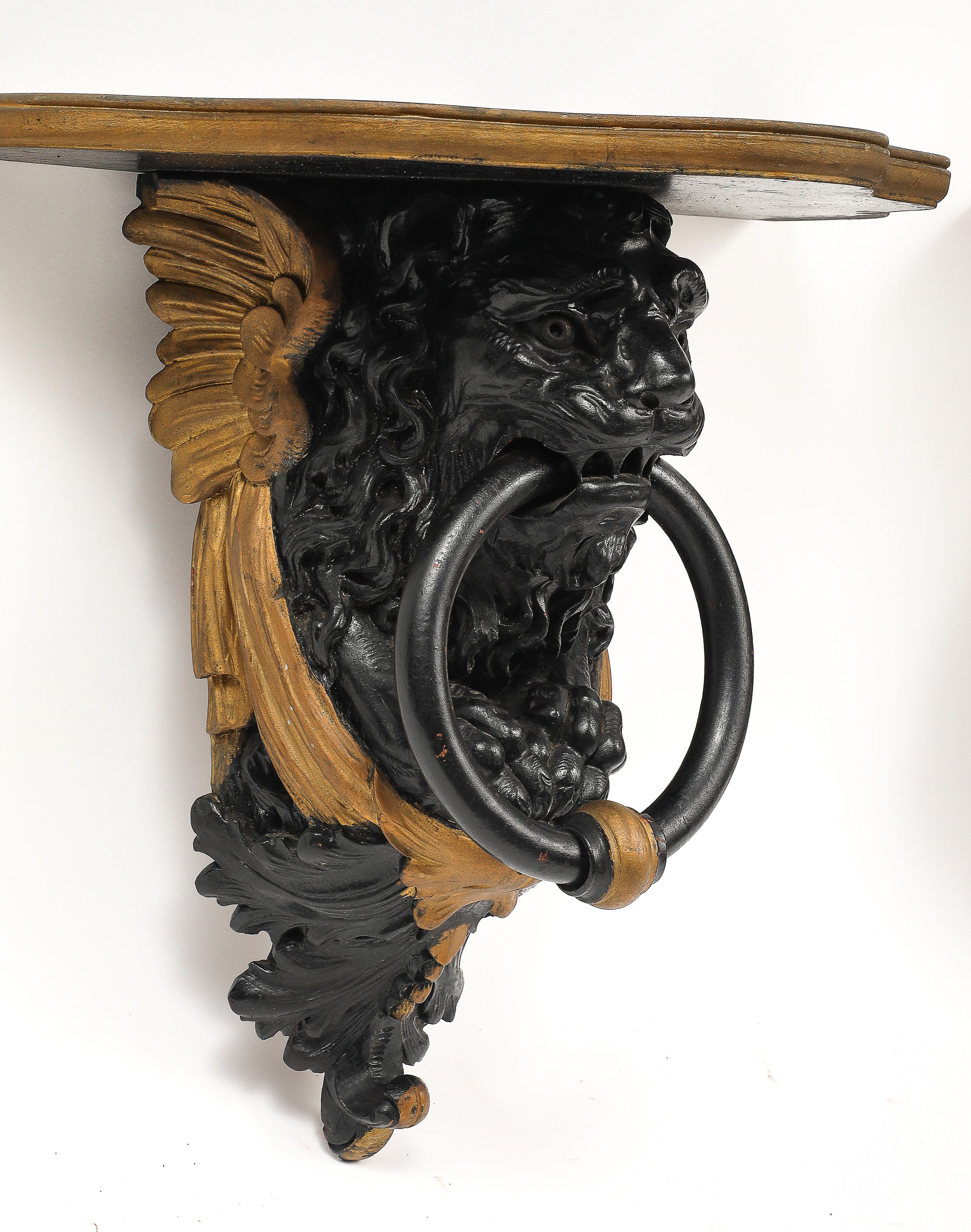 Coppia di mensole da parete inglesi Regency in lacca nera e oro con maschere di leone e anelli in vendita 5