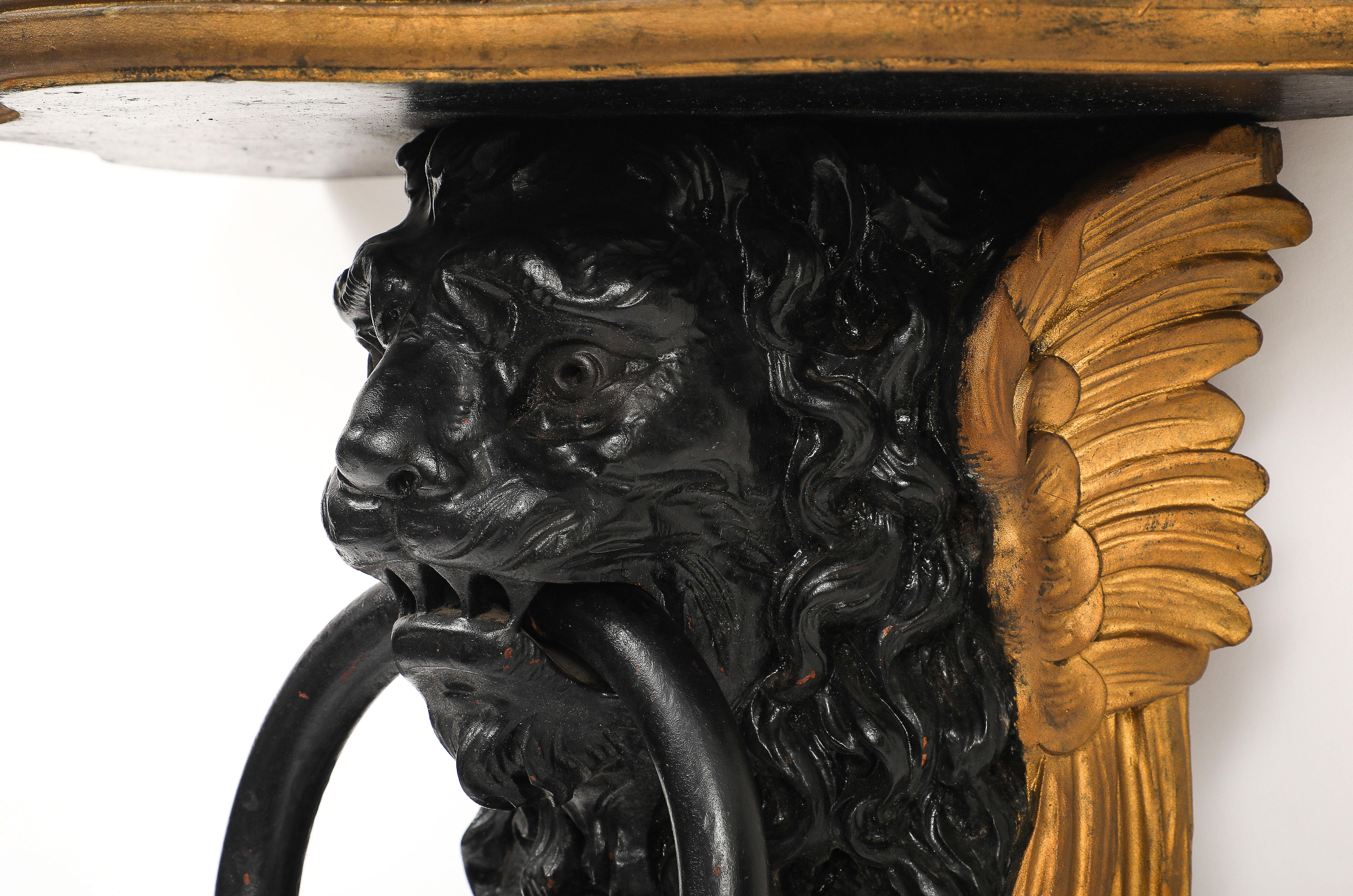 Coppia di mensole da parete inglesi Regency in lacca nera e oro con maschere di leone e anelli in vendita 6