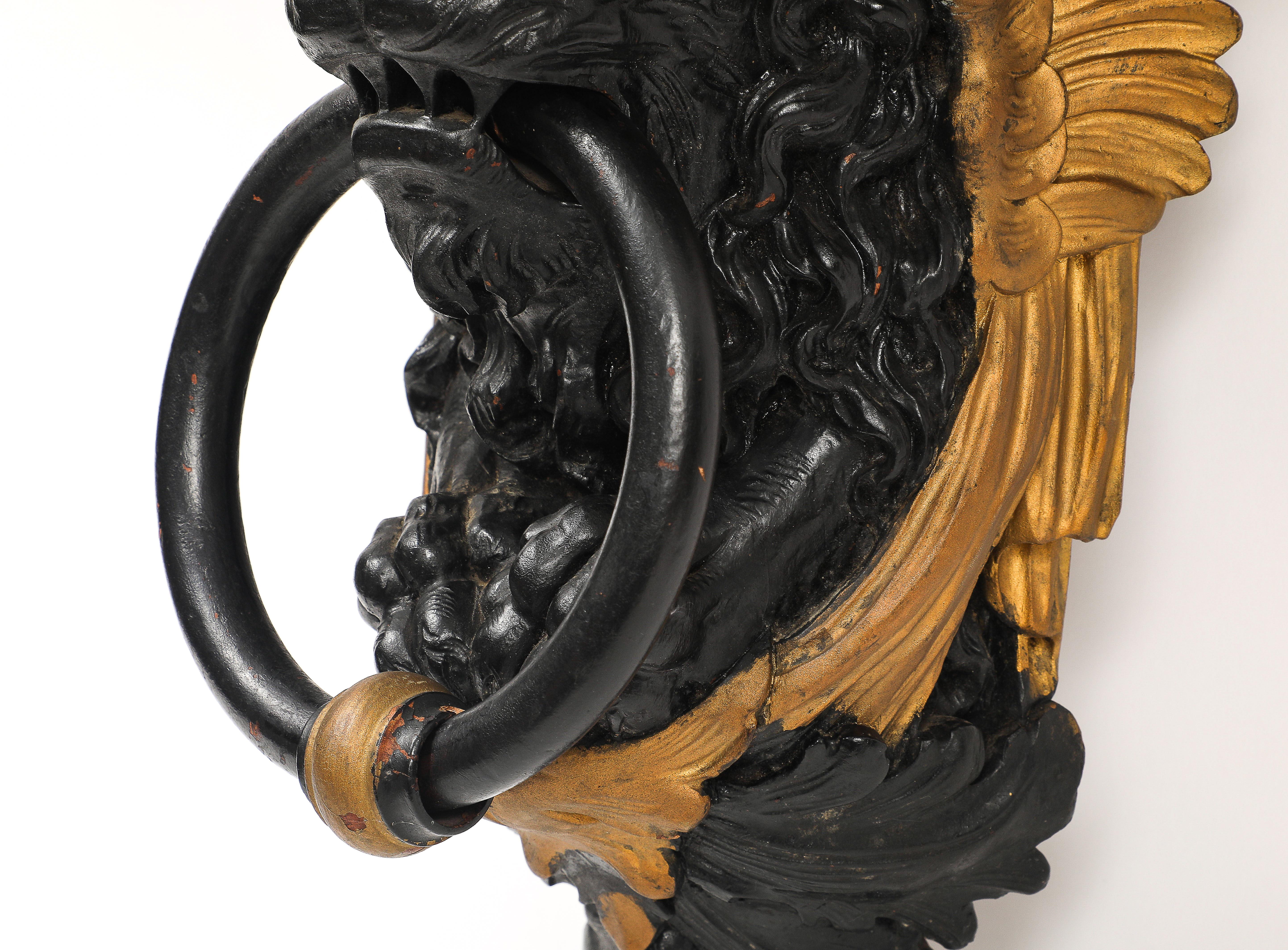 Coppia di mensole da parete inglesi Regency in lacca nera e oro con maschere di leone e anelli in vendita 7