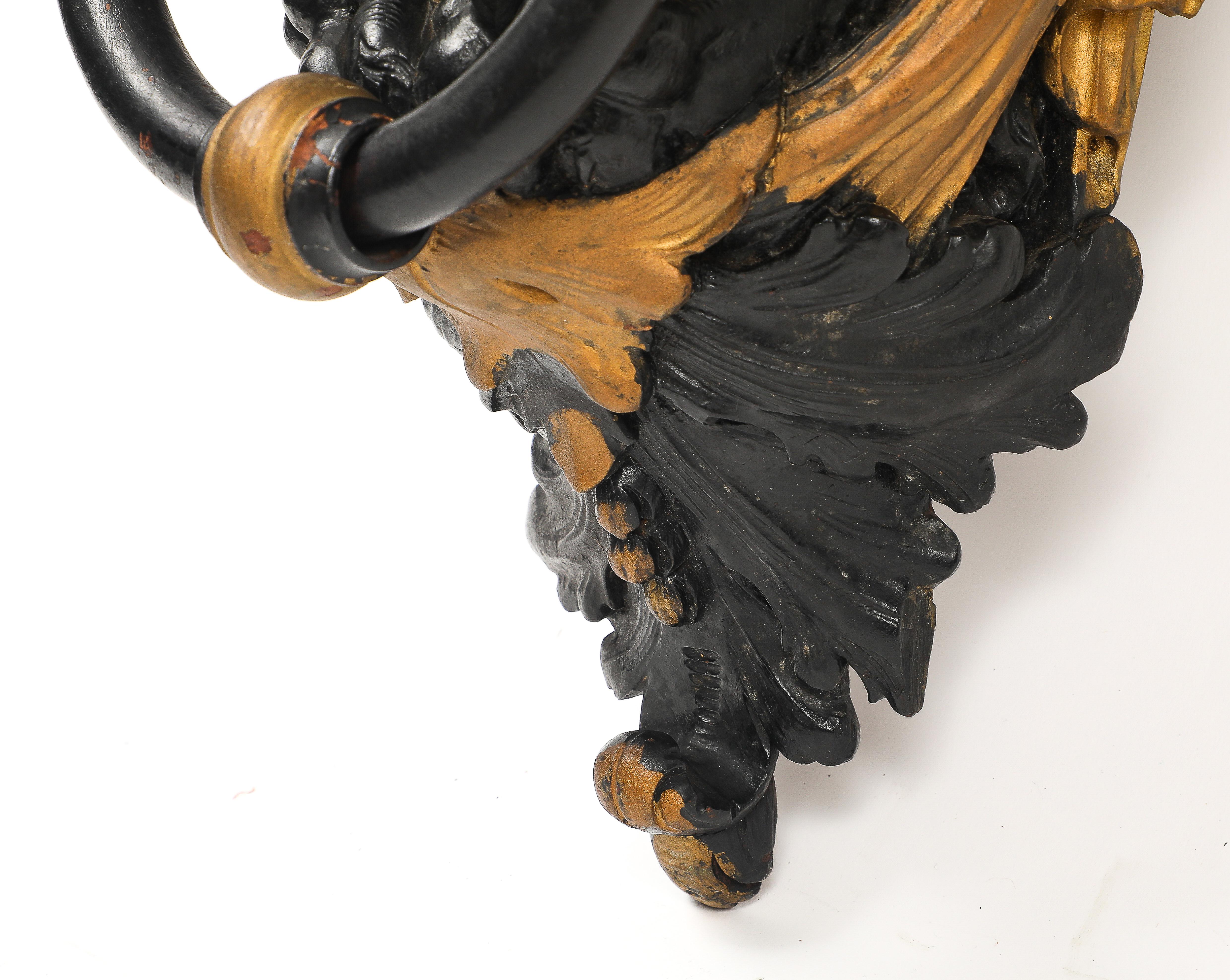 Coppia di mensole da parete inglesi Regency in lacca nera e oro con maschere di leone e anelli in vendita 8