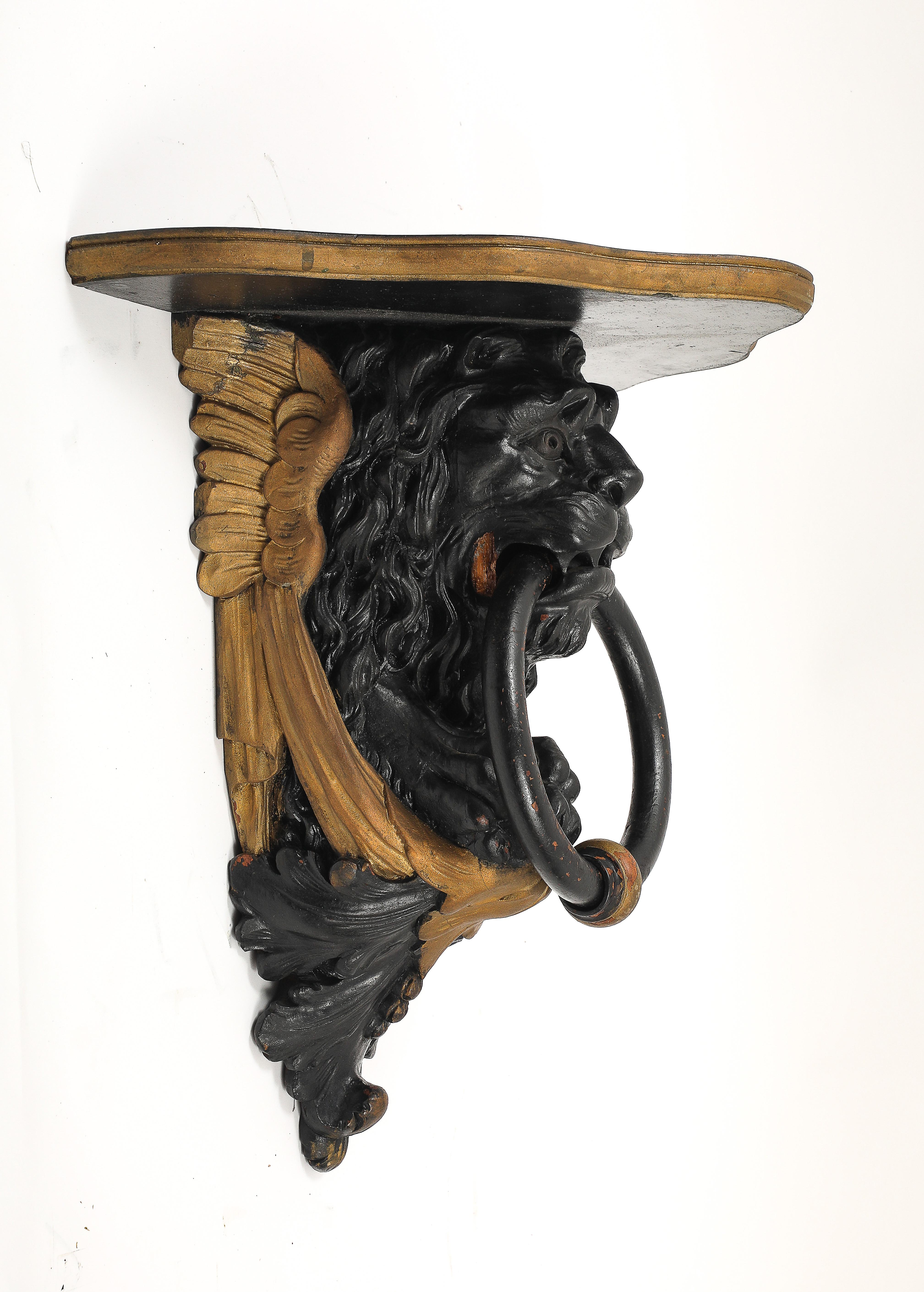 Coppia di mensole da parete inglesi Regency in lacca nera e oro con maschere di leone e anelli in vendita 9