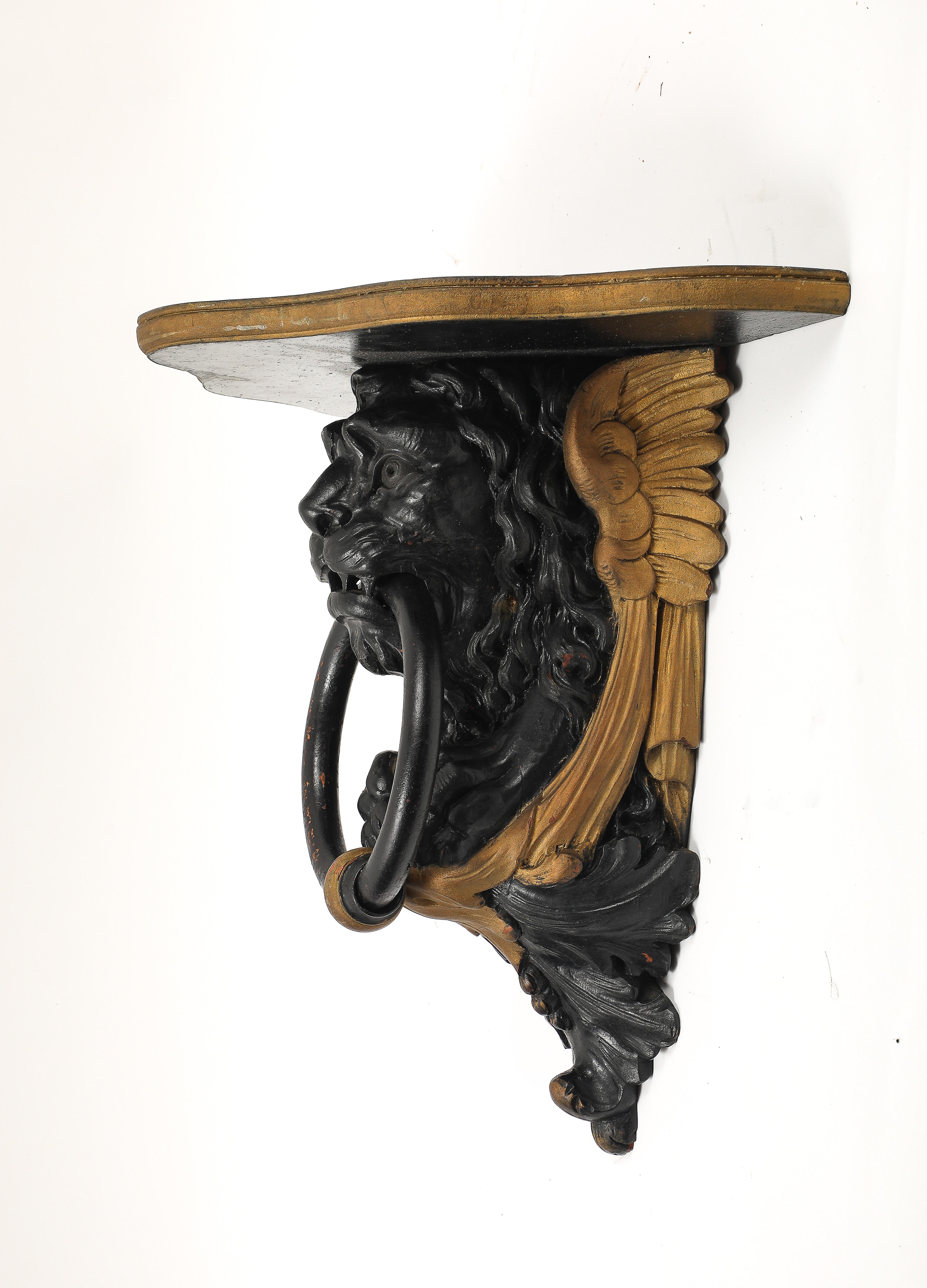 Coppia di mensole da parete inglesi Regency in lacca nera e oro con maschere di leone e anelli in vendita 10