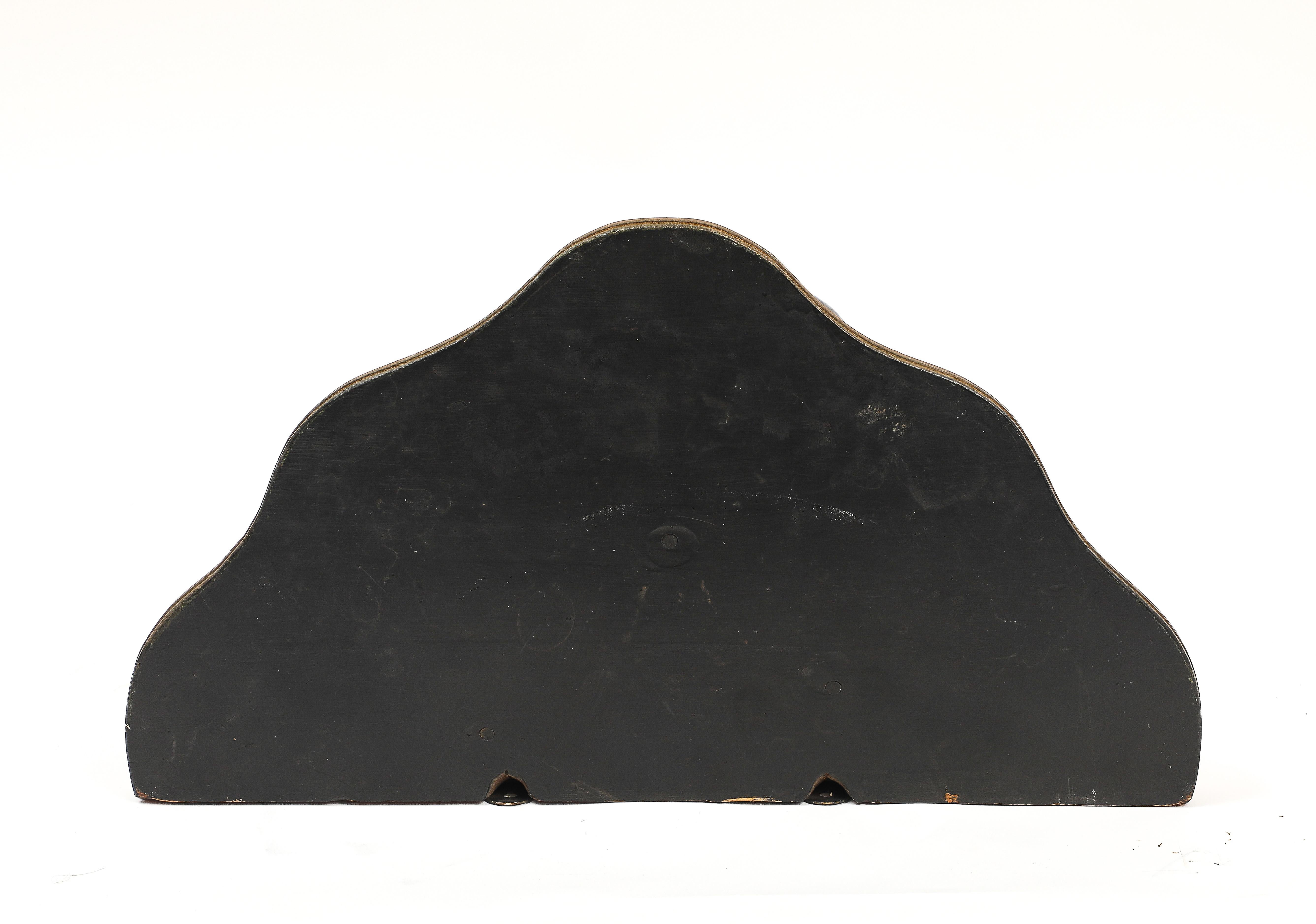 Coppia di mensole da parete inglesi Regency in lacca nera e oro con maschere di leone e anelli in vendita 11