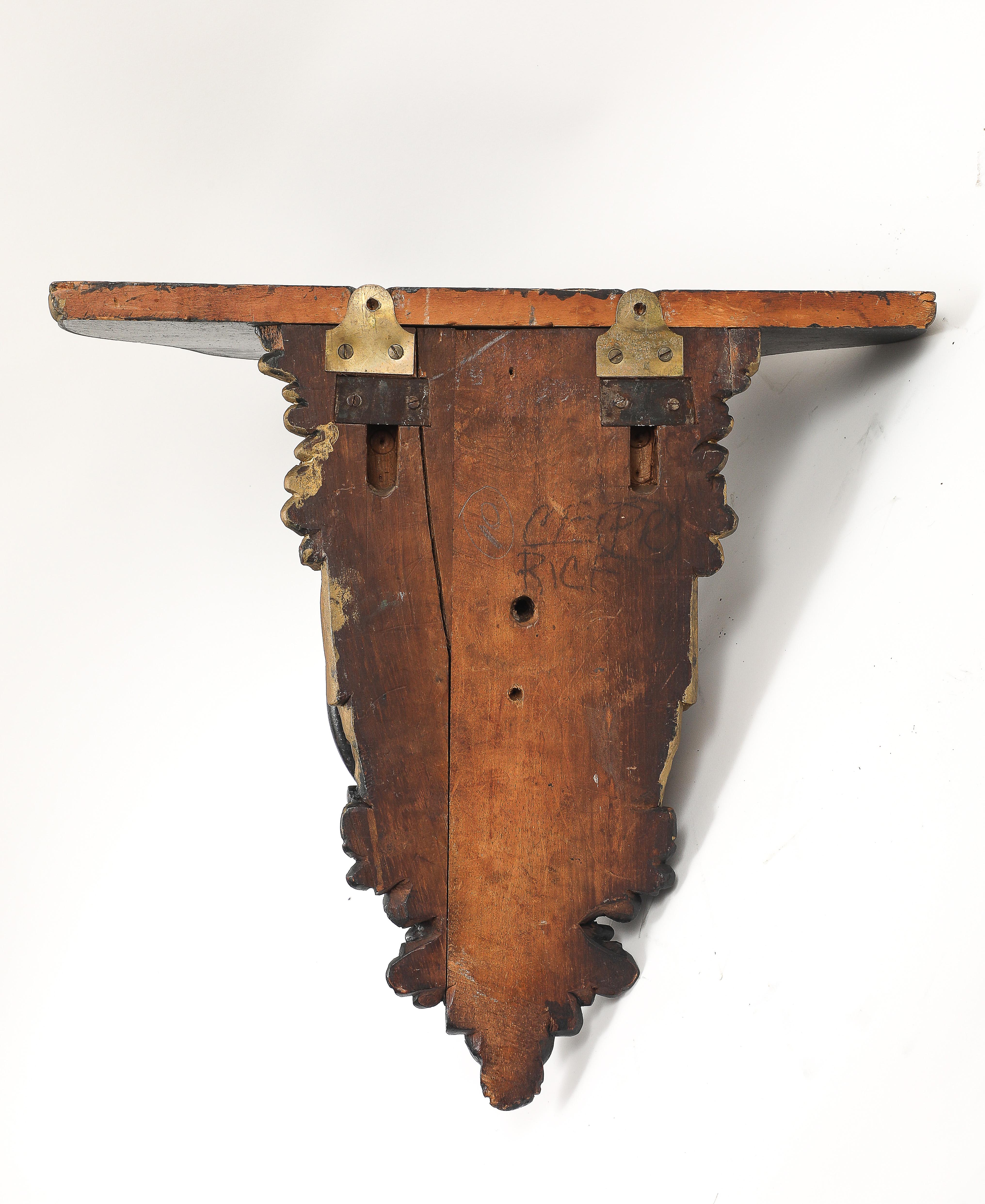 Coppia di mensole da parete inglesi Regency in lacca nera e oro con maschere di leone e anelli in vendita 12