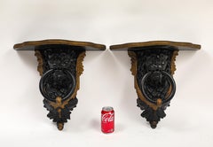 Paar englische Regency-Wandhalterungen aus schwarzem Lack und Gold mit Löwenmasken und Ringen