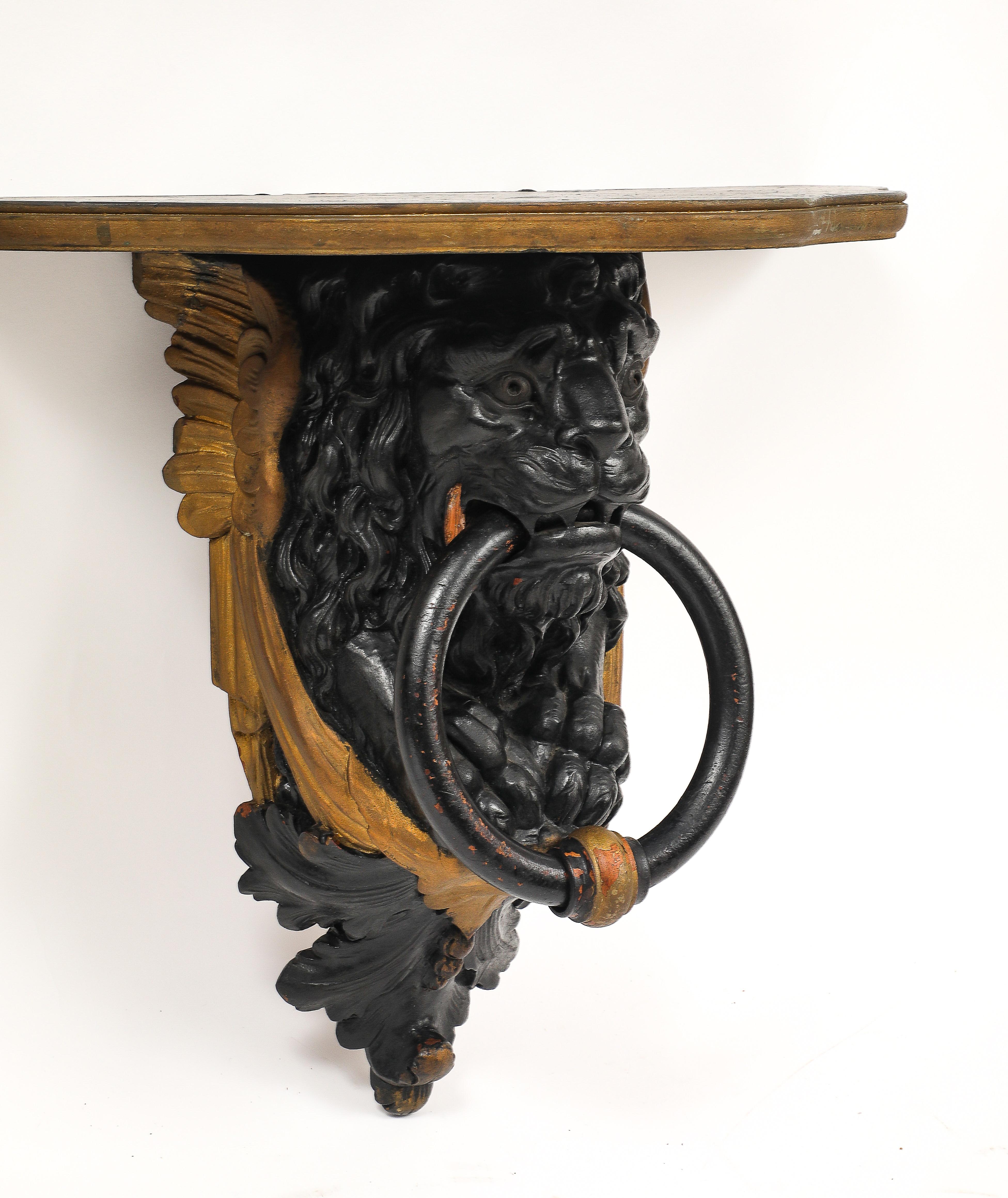 Coppia di mensole da parete inglesi Regency in lacca nera e oro con maschere di leone e anelli in vendita 2