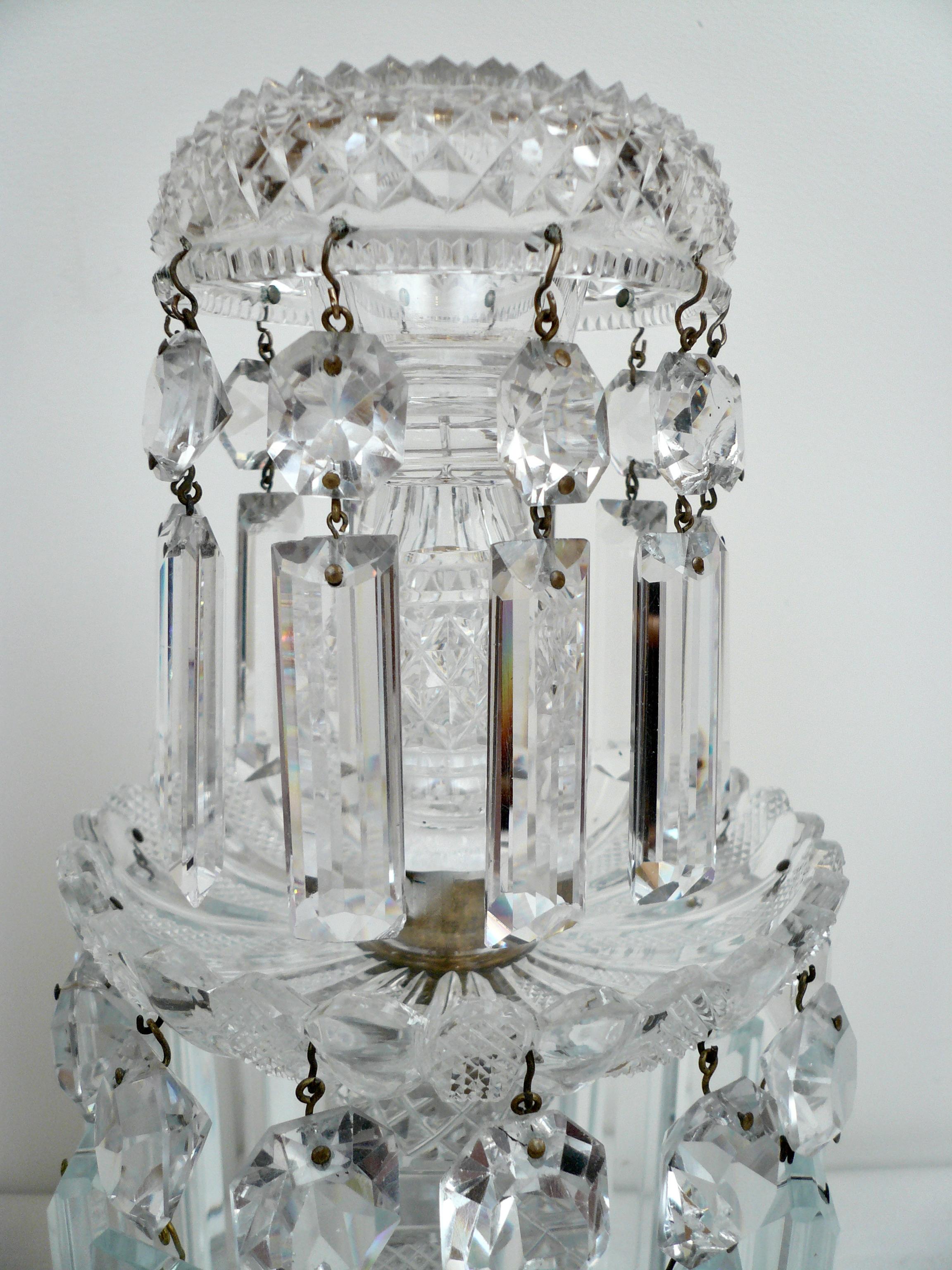 Anglais Paire de chandeliers en cristal taillé de style Régence anglaise en vente