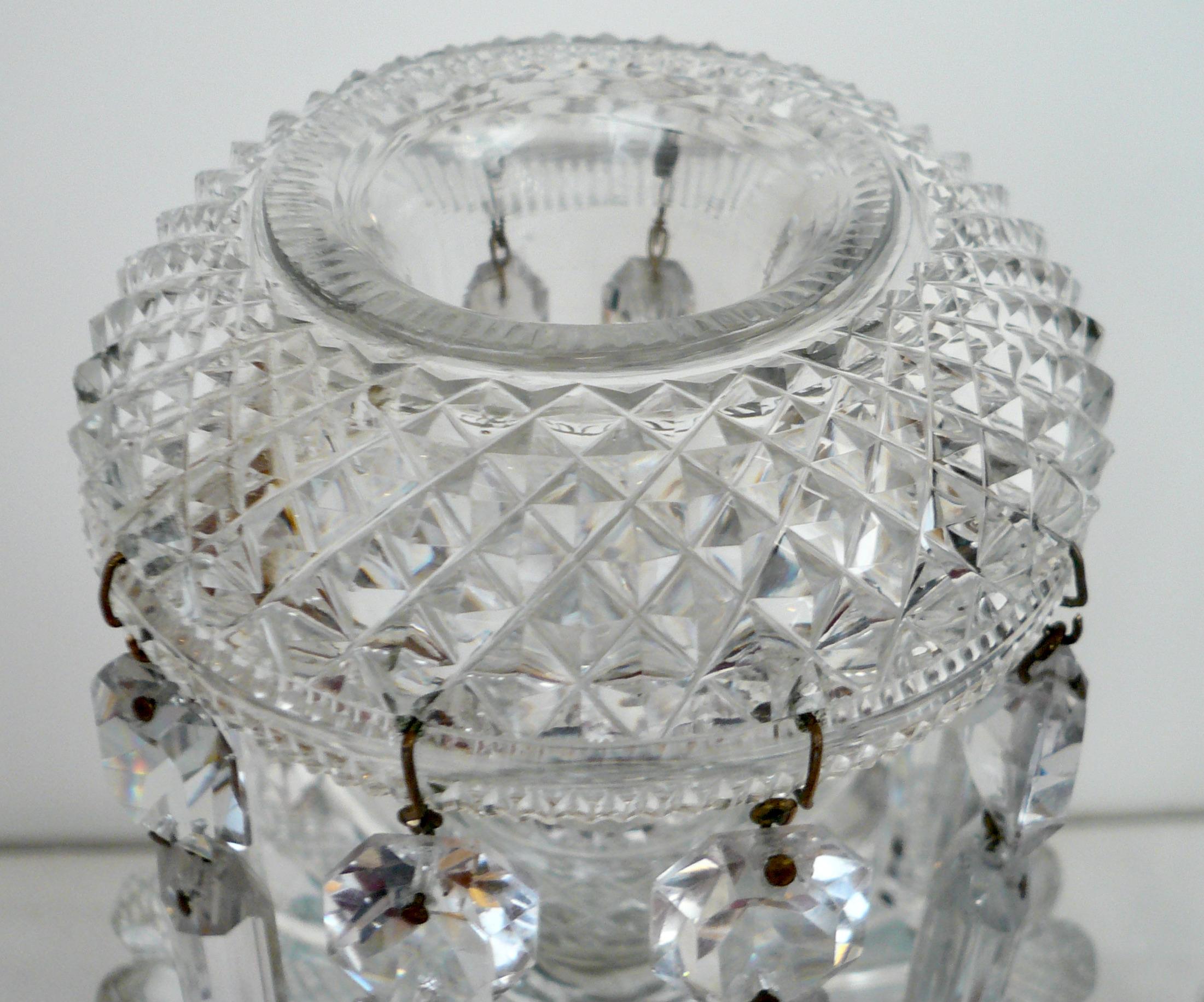 Paar englische Regency-Kerzenständer aus geschliffenem Kristall (19. Jahrhundert) im Angebot