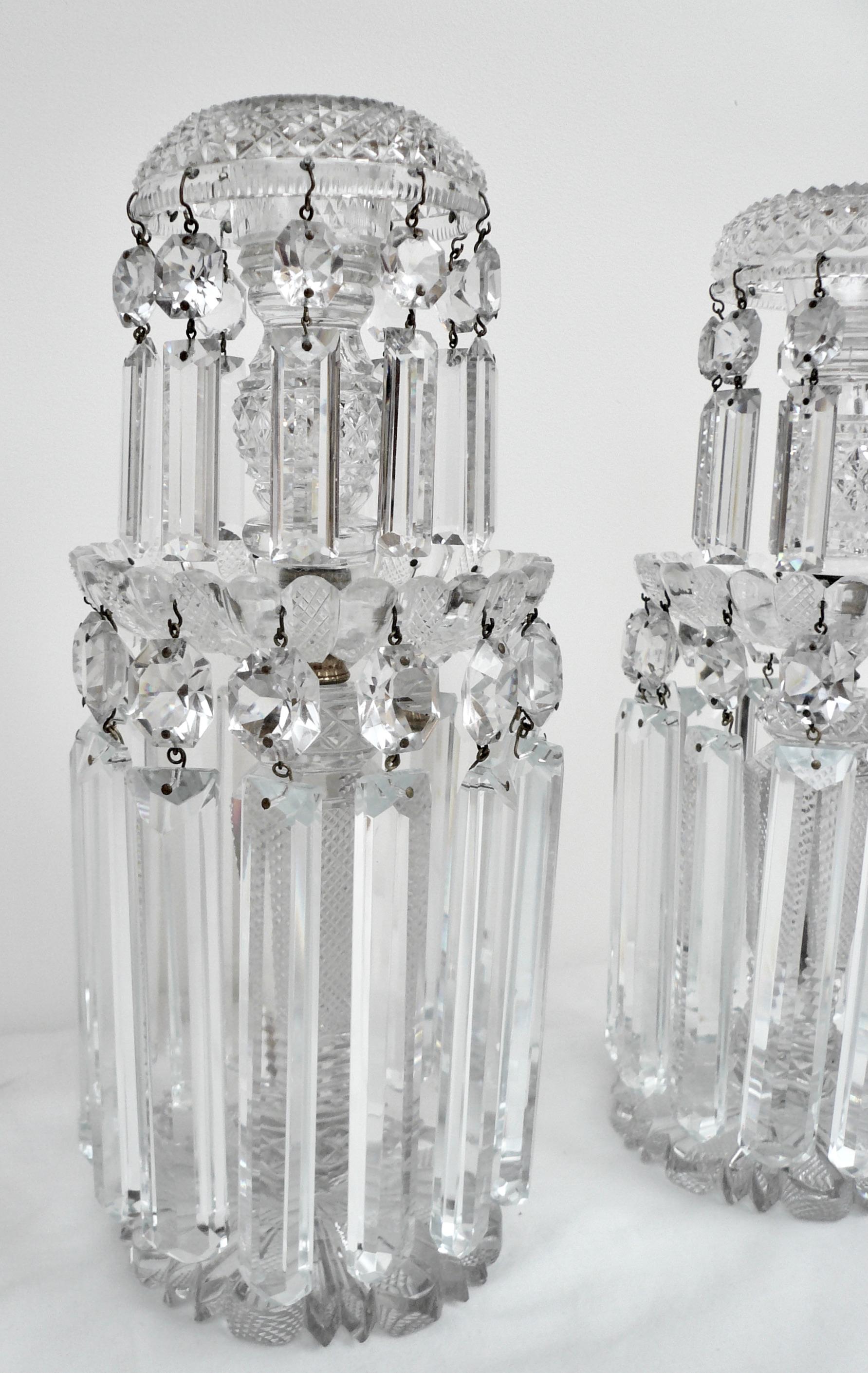 Paar englische Regency-Kerzenständer aus geschliffenem Kristall im Angebot 2