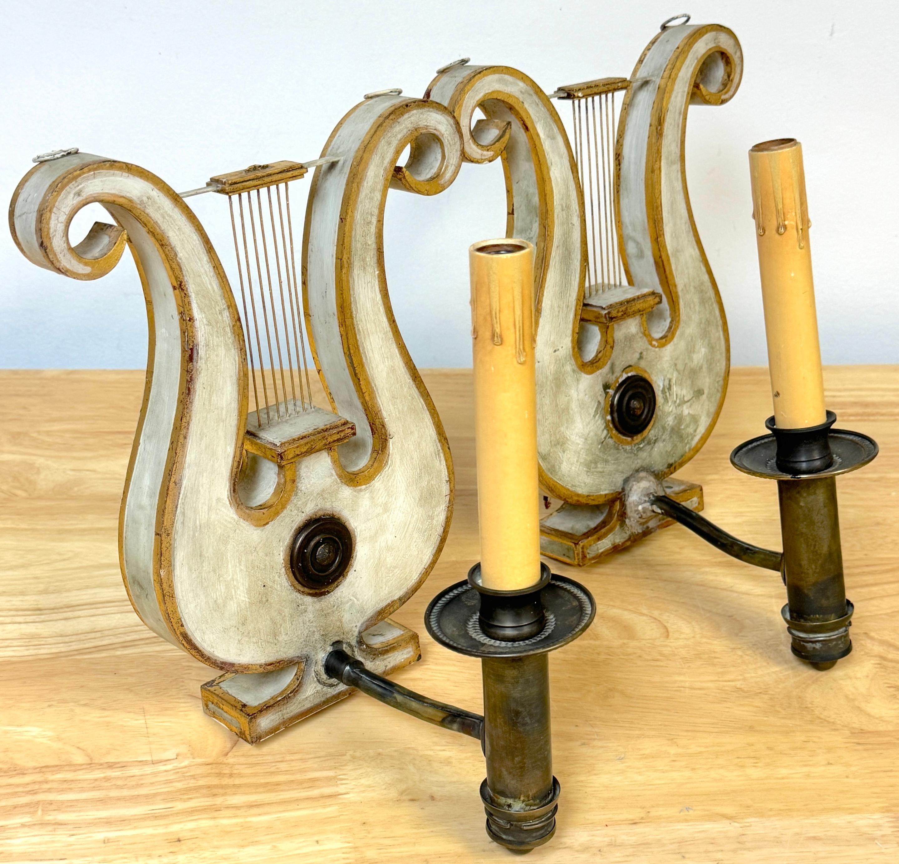 Paire d'appliques murales Regency anglaises peintes en gris et laiton à motif de lyre en vente 8