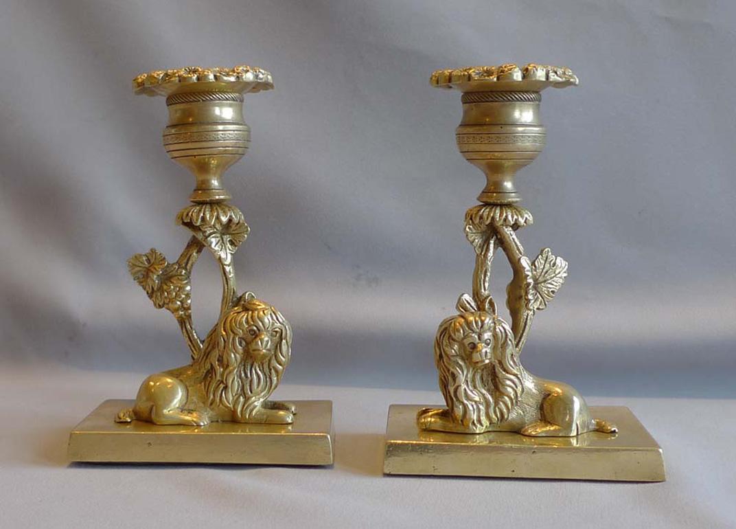 Pair English Regency naïve ormolu candlesticks with King Charles spaniels In Good Condition For Sale In London, GB