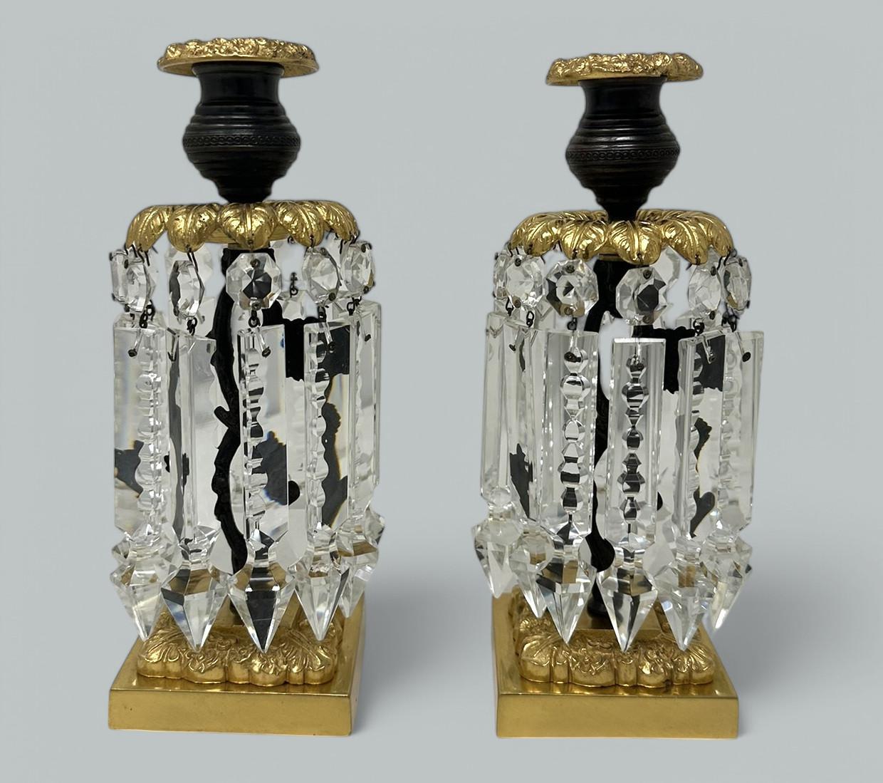 Anglais Paire de chandeliers, chandeliers et candélabres de style English Regency en bronze doré et cristal 19 carats en vente