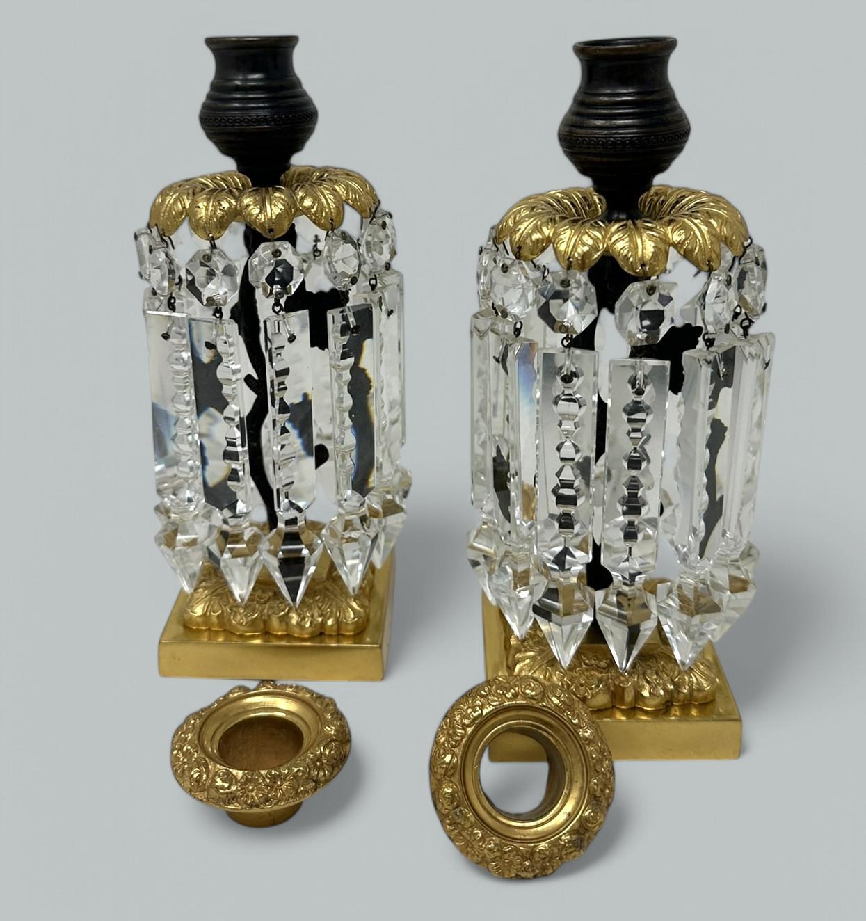 Moulage Paire de chandeliers, chandeliers et candélabres de style English Regency en bronze doré et cristal 19 carats en vente