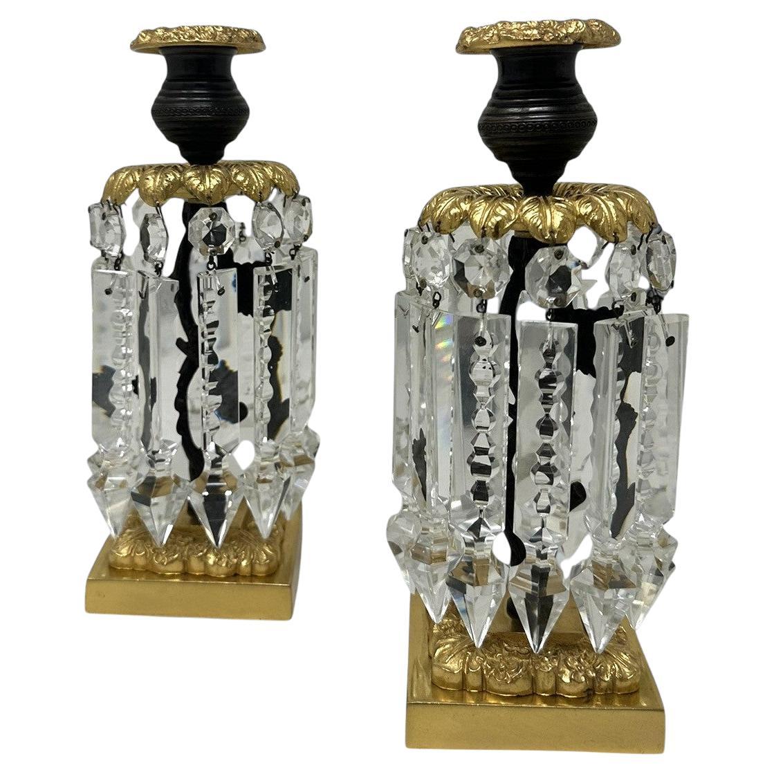 Une élégante paire de lustres de table ou de manteau en bronze patiné et bronze doré de la période Régence anglaise, d'une qualité et d'une exécution superbes. Premier quart du XIXe siècle.  

Chaque chandelier est doté d'un support central