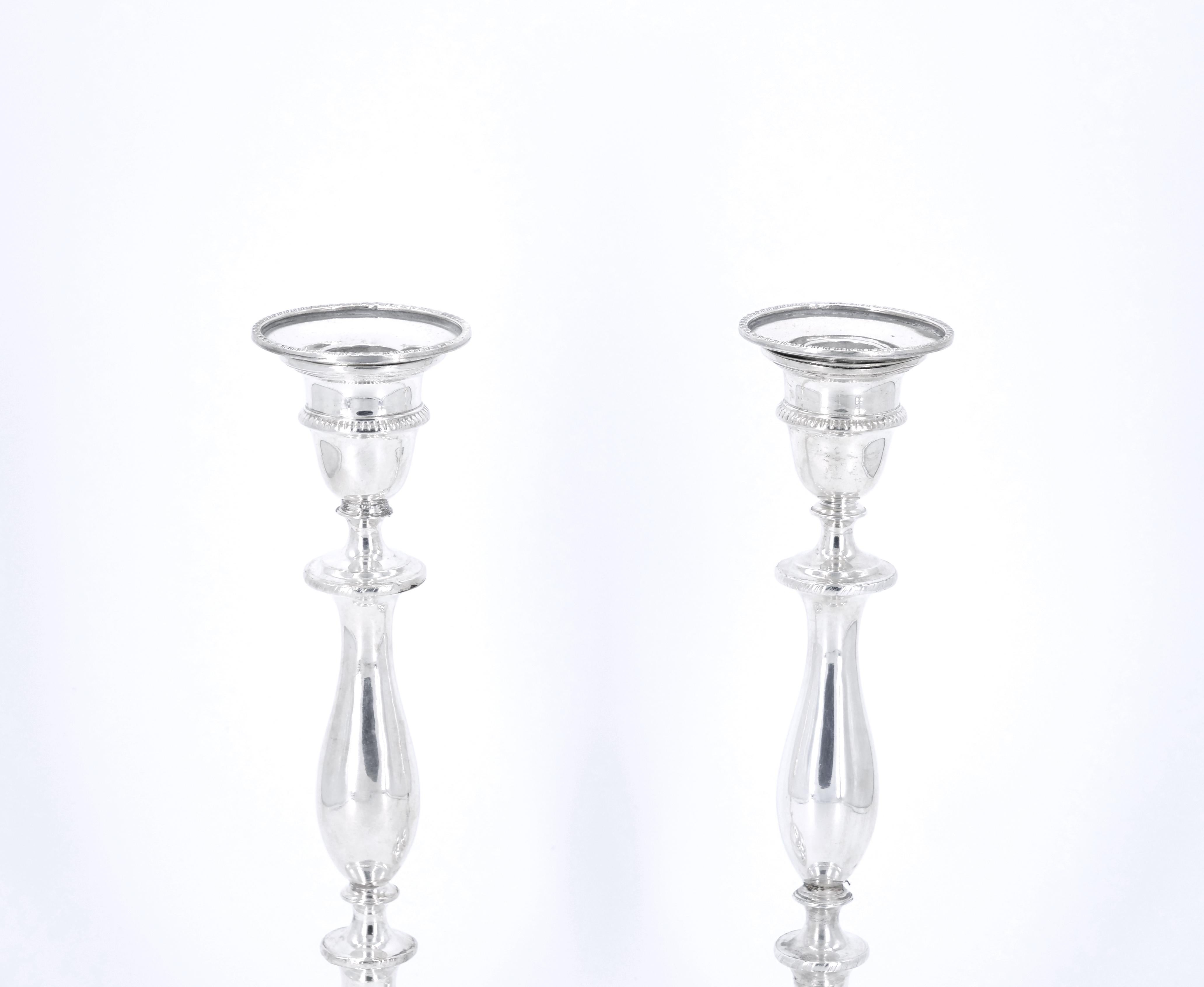 Pair English Regency Period Sheffield Plate Candlesticks circa 1800s In Good Condition For Sale In Tarry Town, NY