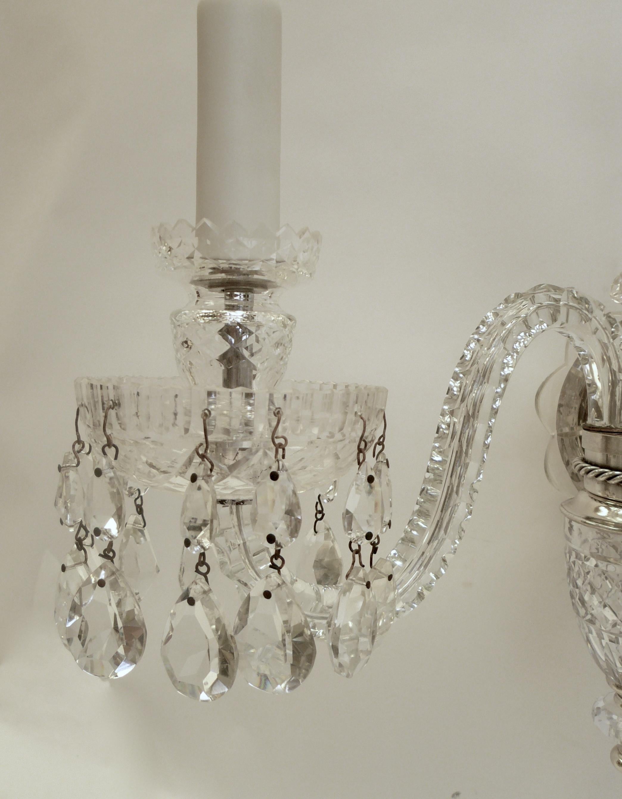 Zwei englische zweiflammige Wandleuchter aus geschliffenem Kristall im Regency-Stil (Facettiert) im Angebot