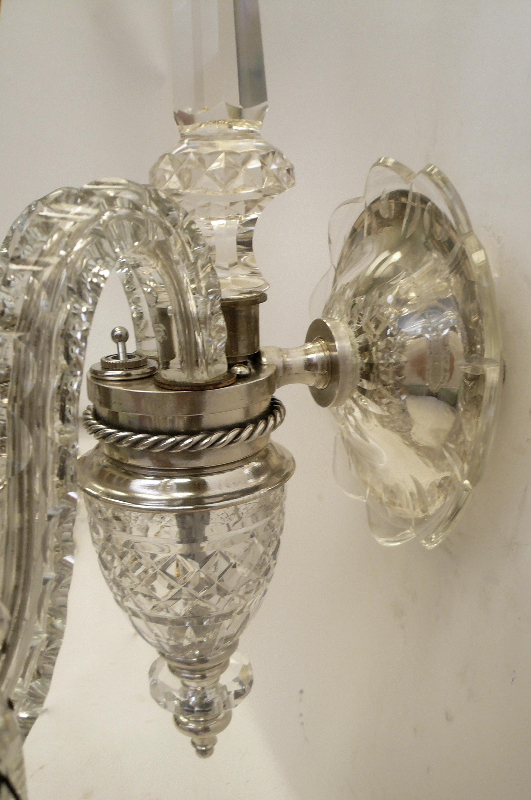 Facetté Paire d'appliques à deux lumières en cristal taillé de style Régence anglaise en vente