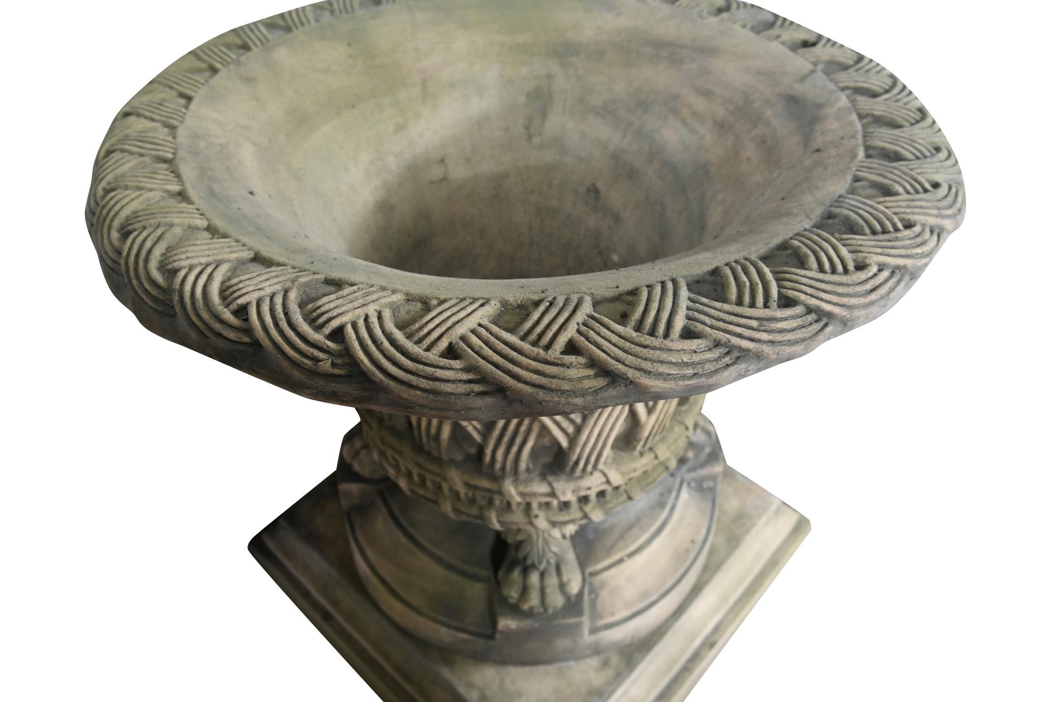 Stai visualizzando una splendida coppia di fioriere da giardino in pietra inglese
Bellissimo design a intreccio di cestini per l'urna
Si regge su zampe di leone
Can immagina come starebbero traboccando di fiori e fogliame
Realizzato in pietra