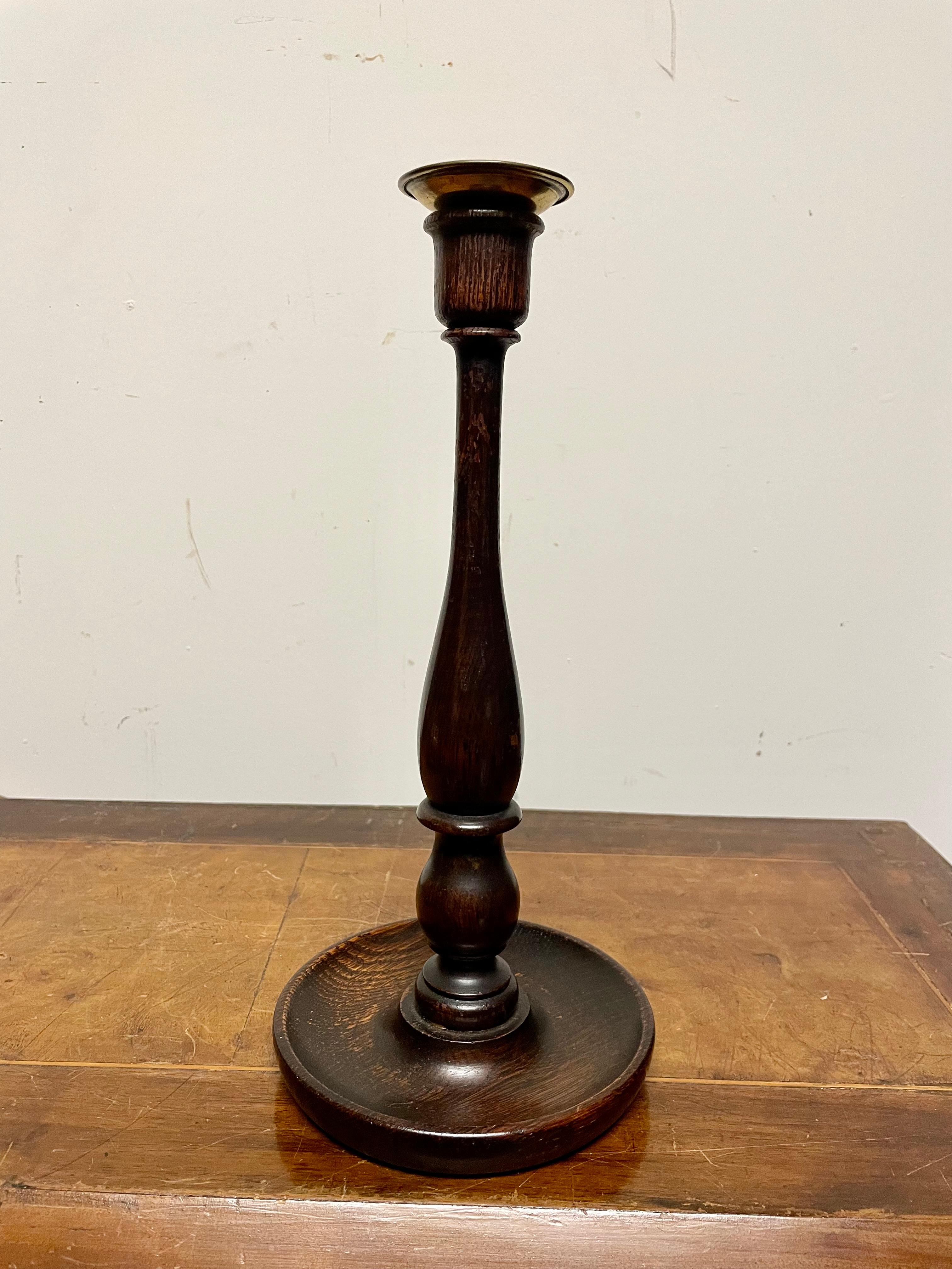Pair English Turned Elm and Brass Candlesticks, Circa 1900 For Sale 5