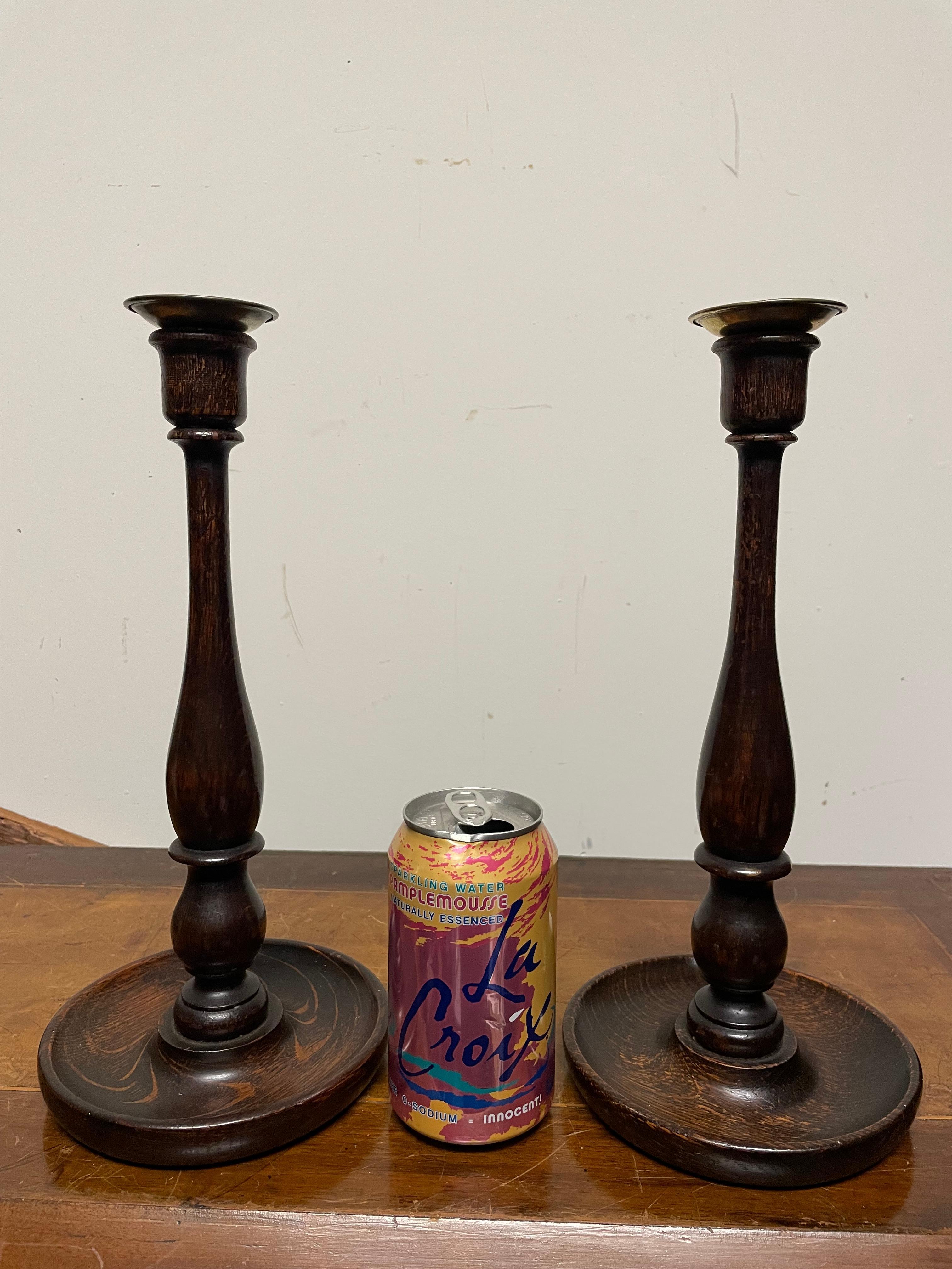 Coppia di candelieri inglesi in olmo tornito e ottone, circa 1900 in vendita 6