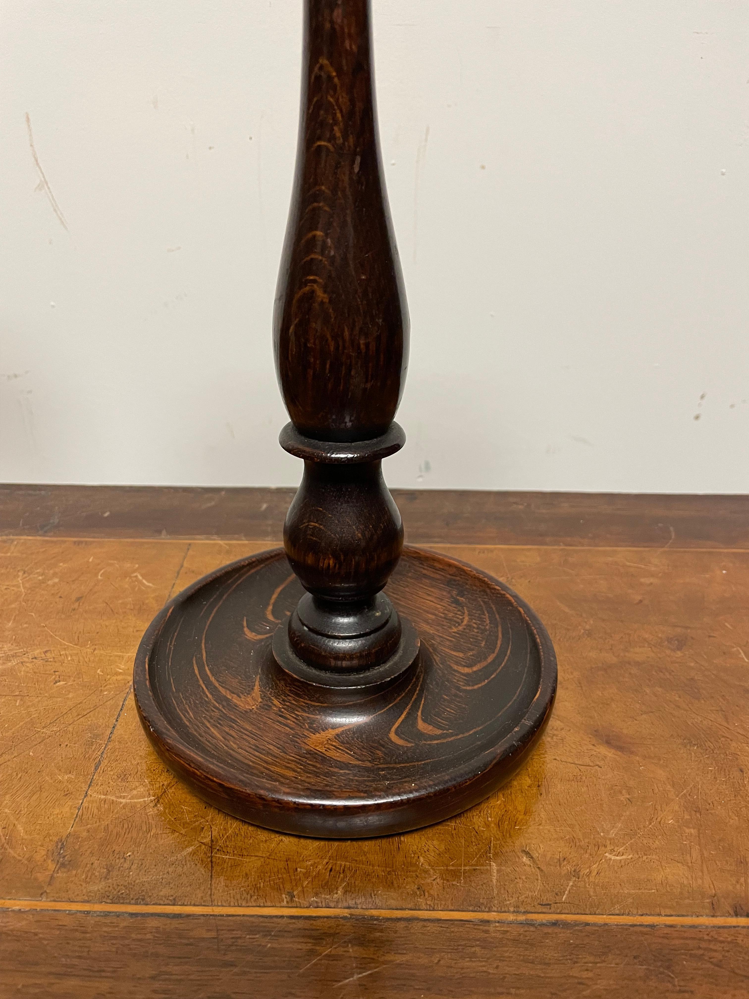 Pair English Turned Elm and Brass Candlesticks, Circa 1900 In Good Condition For Sale In Stamford, CT