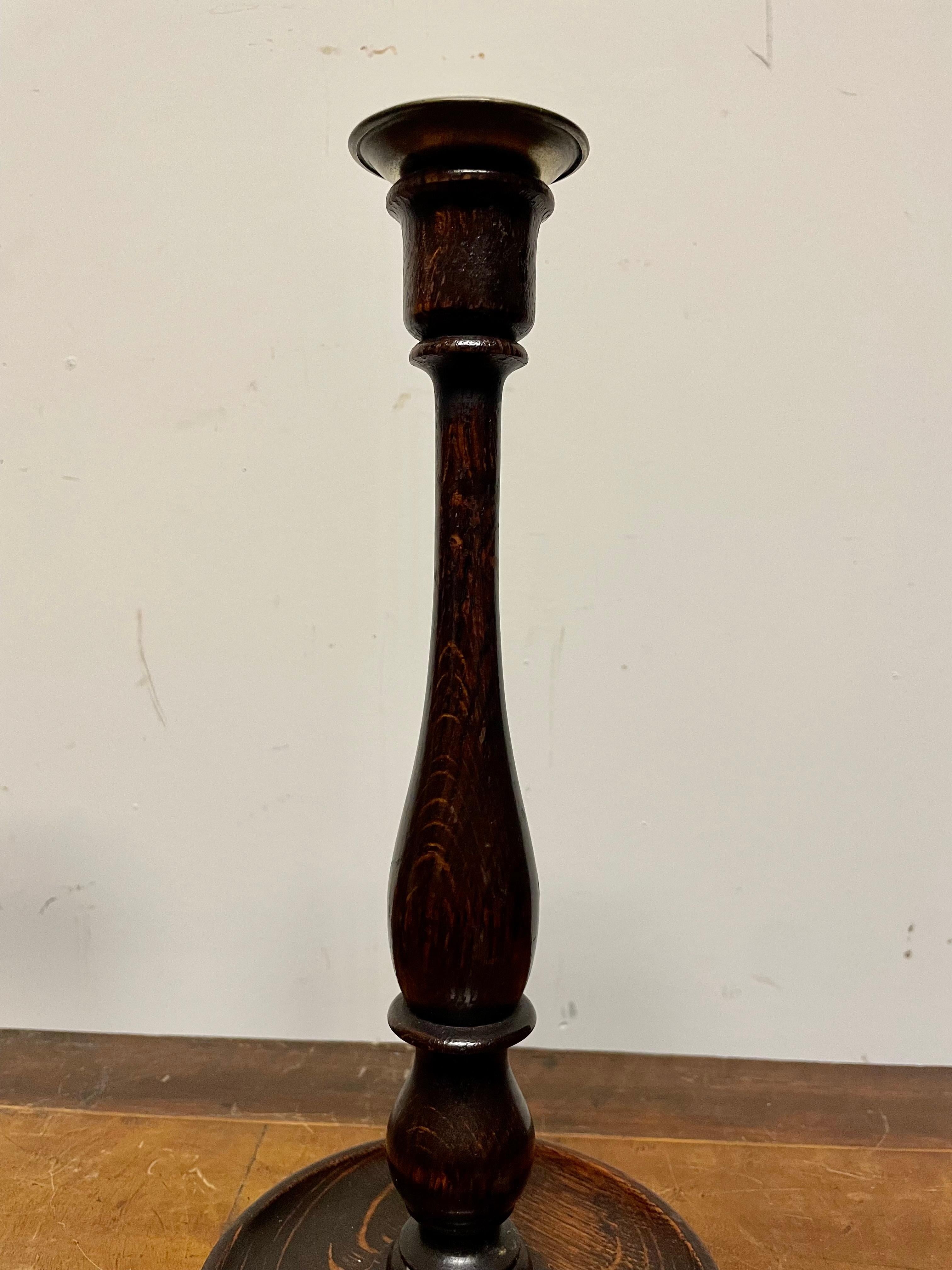 Tornito Coppia di candelieri inglesi in olmo tornito e ottone, circa 1900 in vendita