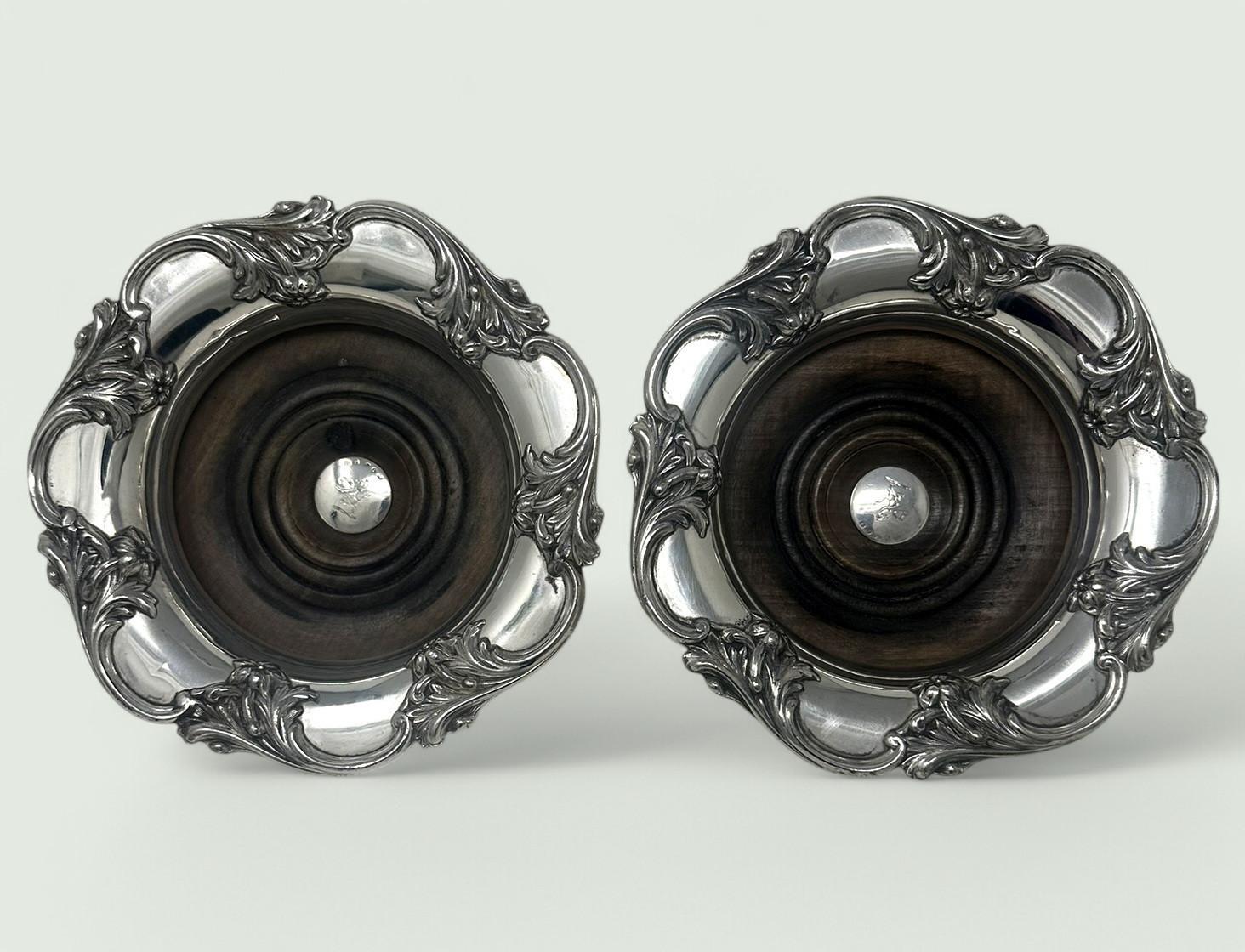 Impresionante par de posavasos de champán o vino chapados en plata sobre cobre, de estilo Regencia inglesa, de excepcional calidad y de un calibre de plata inusualmente grueso. Fechada en 1839, principios de la época victoriana 

Cada una de forma
