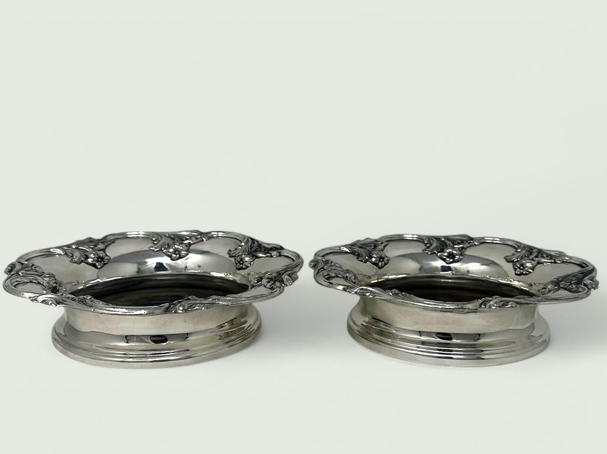 Par de posavasos ingleses victorianos plateados para botellas de vino y champán 1839 en Bueno estado para la venta en Dublin, Ireland