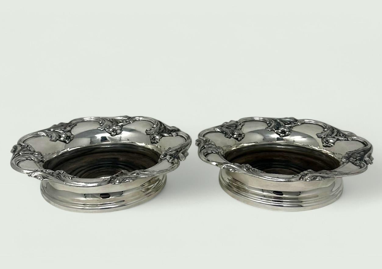 Par de posavasos ingleses victorianos plateados para botellas de vino y champán 1839 siglo XIX en venta