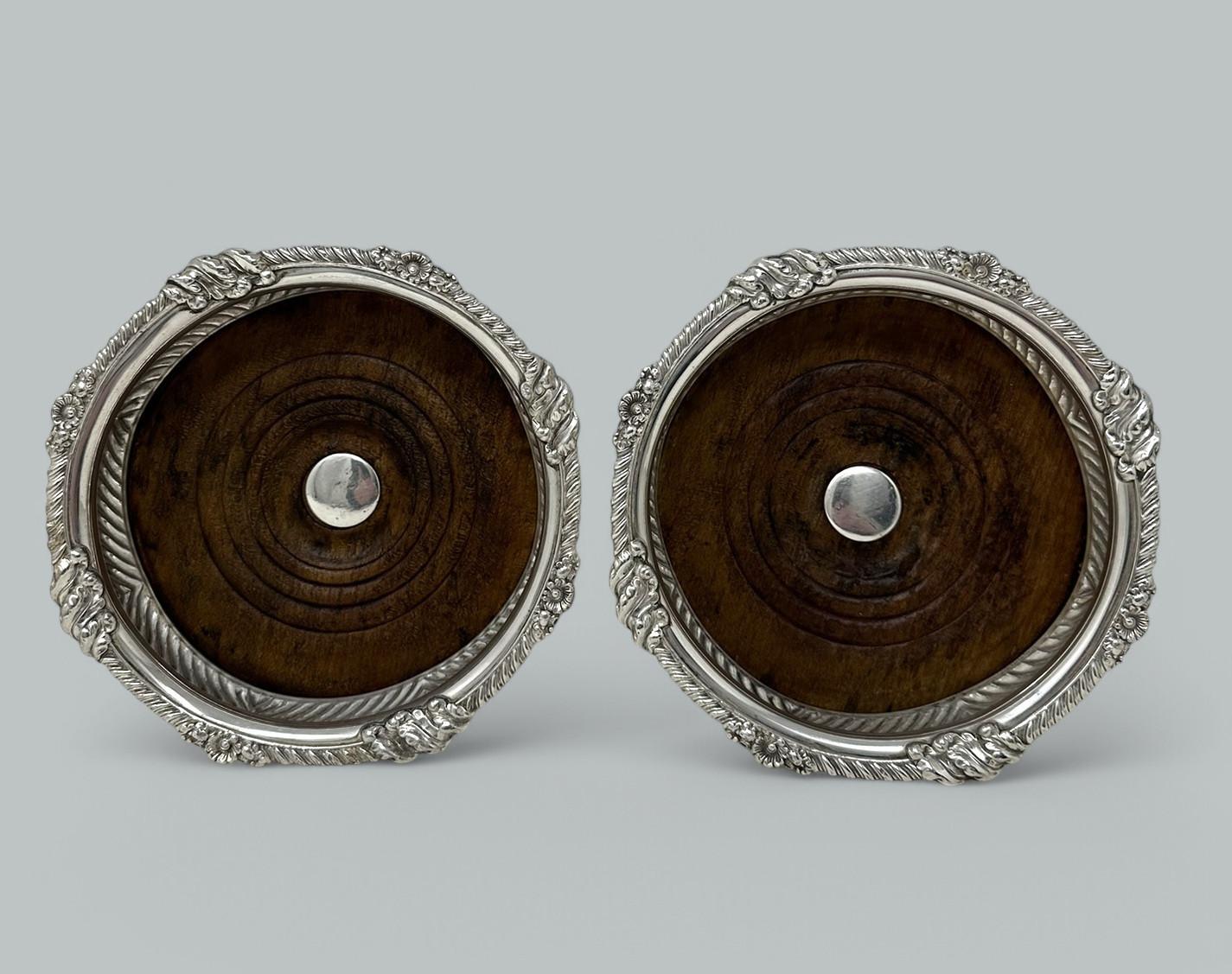 Eine absolut atemberaubende Paar Englisch Regency-Stil versilbert auf Kupfer Bottler oder Wein Champagner Untersetzer von außergewöhnlicher Qualität und ungewöhnlich schwere Lehre Silber. CIRCA 1860, frühviktorianisch 

Jede der traditionellen