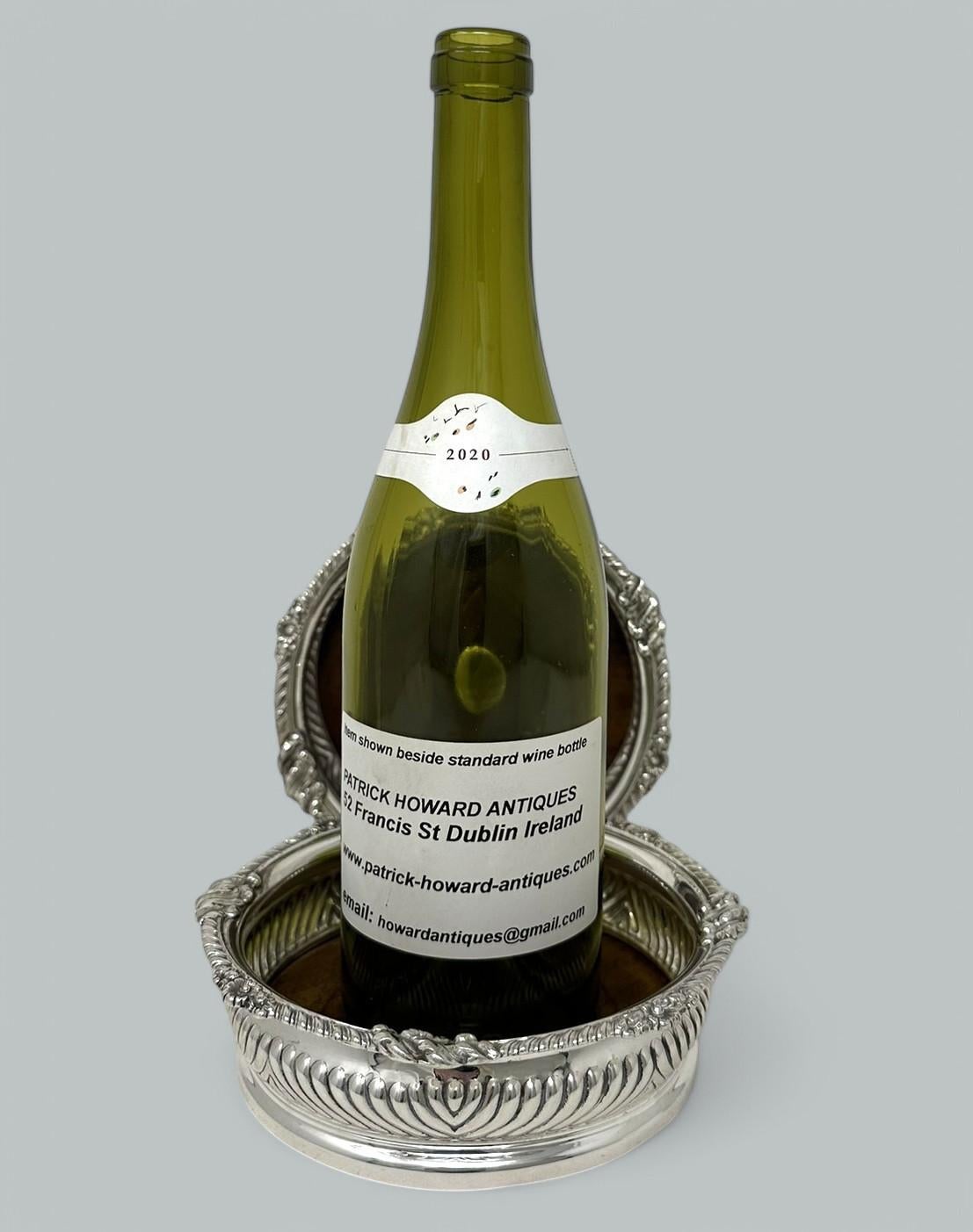 Paar englische viktorianische versilberte Wein-/Champagnerflaschen-Dekanteruntersetzer aus der viktorianischen Zeit 1860 (Versilberung) im Angebot