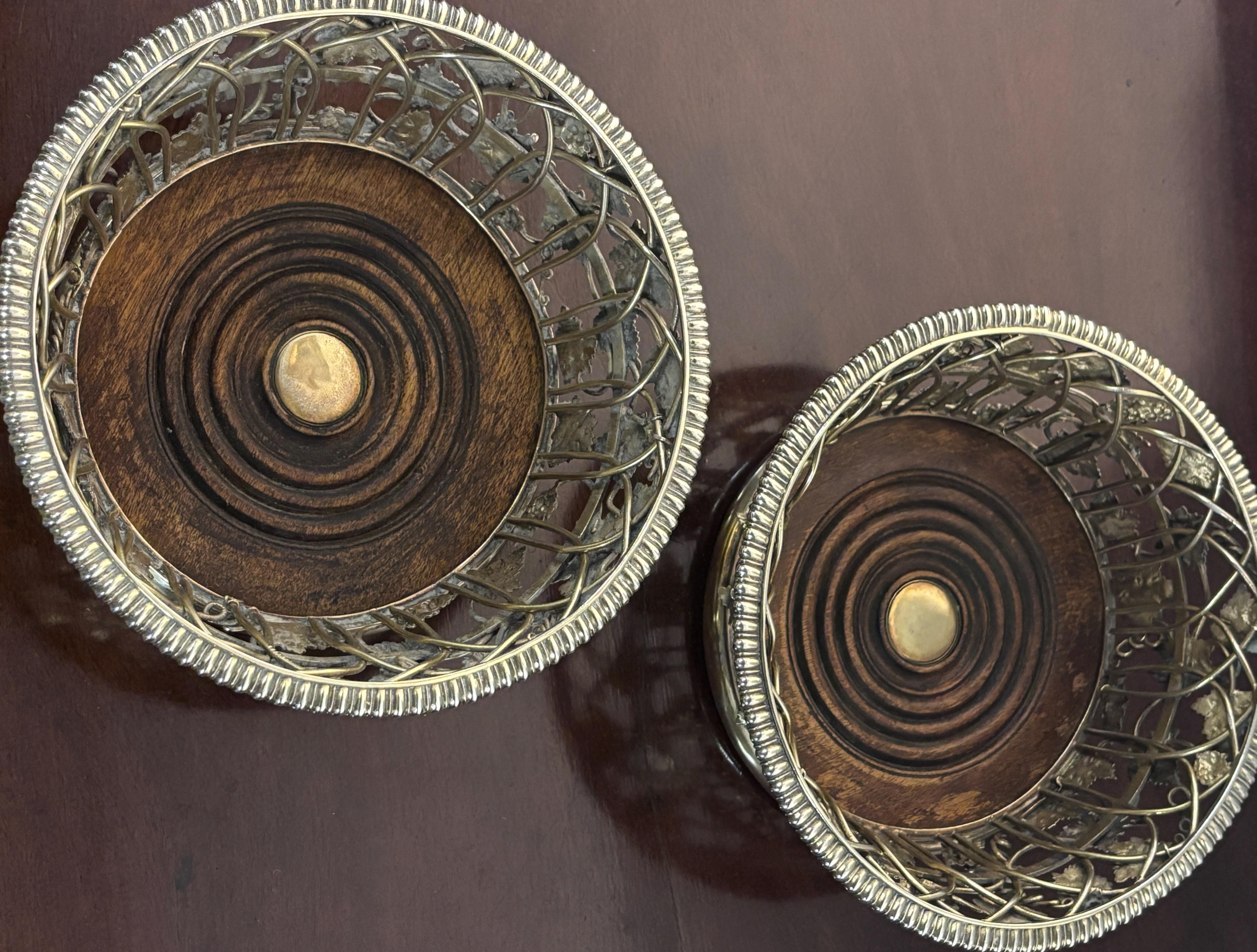 Paar englische William IV Sterling Silber Wein oder Champagner Untersetzer, 19. (William IV.) im Angebot