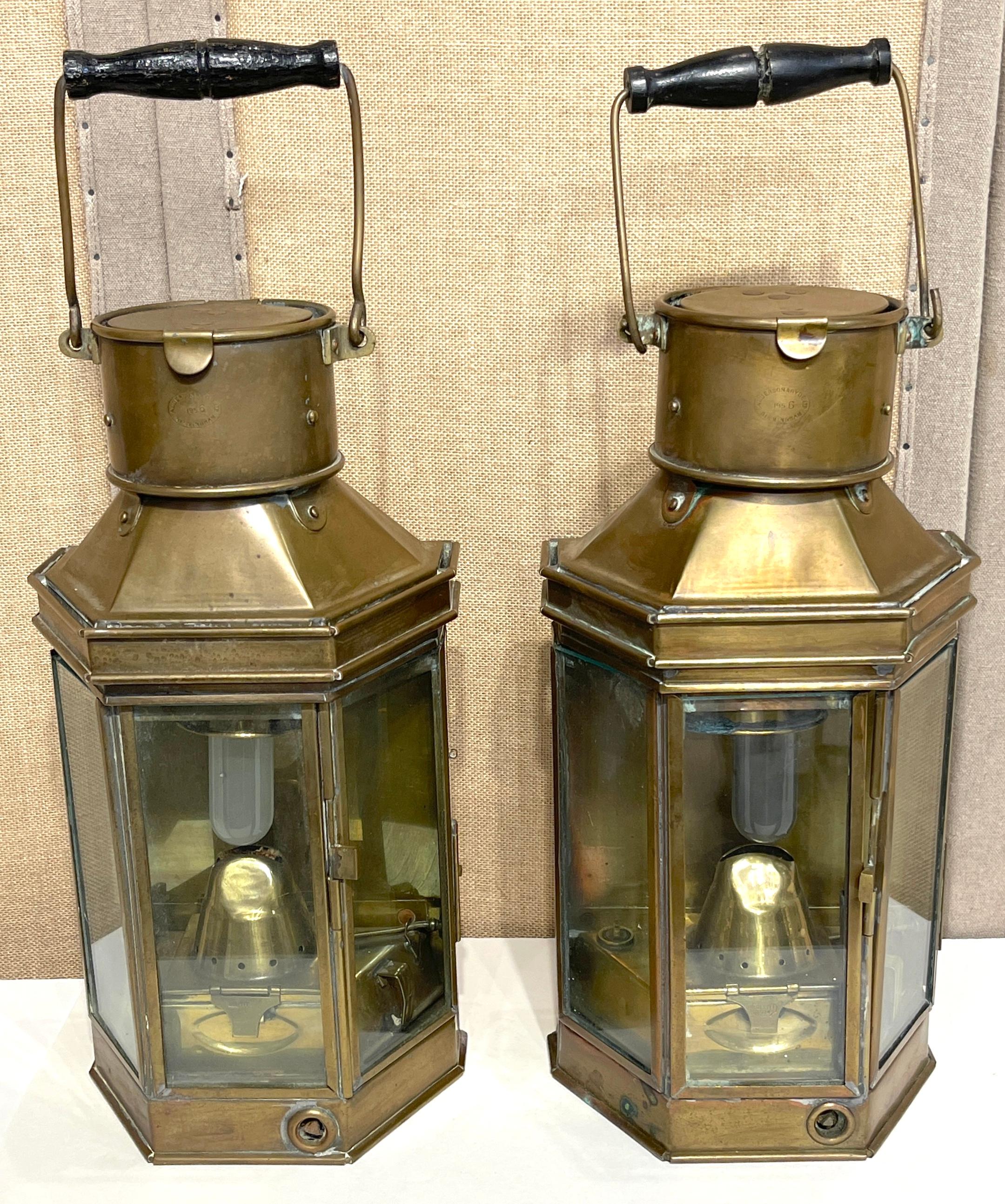 Paar englische Schiffslaternen/Grabenlaternen aus Messing des Ersten Weltkriegs von Bulpitt & Sons, gestempelt 'BULPITT 1914'.

Dieses seltene Paar Laternen aus der Zeit des Ersten Weltkriegs, das jetzt elektrifiziert ist, stellt ein bedeutendes
