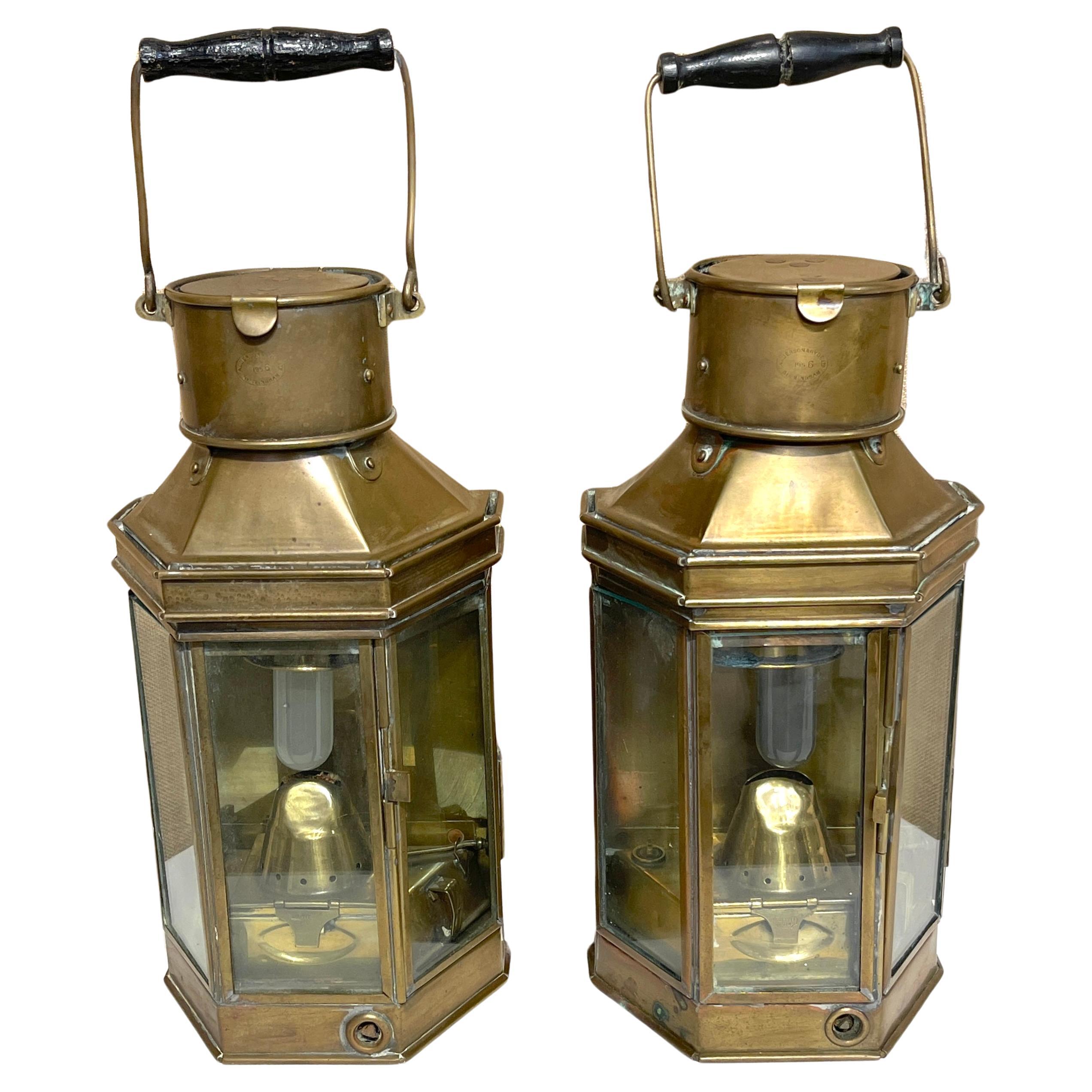 Paire d'appliques et de lanternes de tranchées en laiton pour navires de la Première Guerre mondiale, Bulpitt & Sons