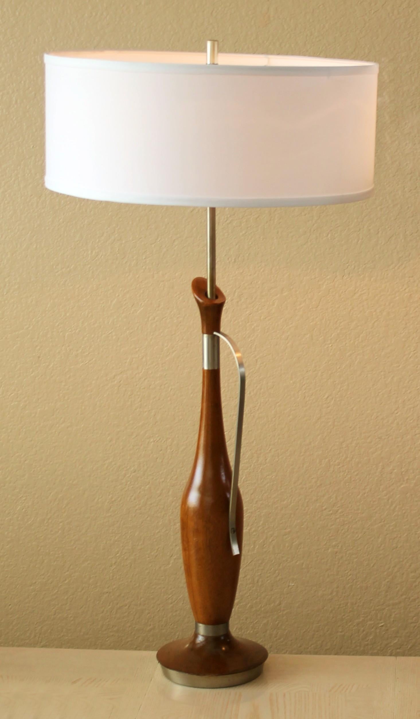 GORGEOUS!
  
PAIR!

HAND CARVED 
DANISH MODERN
WALNUT & ALL ALUMINUM ACCENTS
MODELINE OF CALIFORNIA TABLE LAMPS!

The Epitome of Danish Modernism!

 Simply Beautiful!

DIMENSIONS:  APPROX. 36
