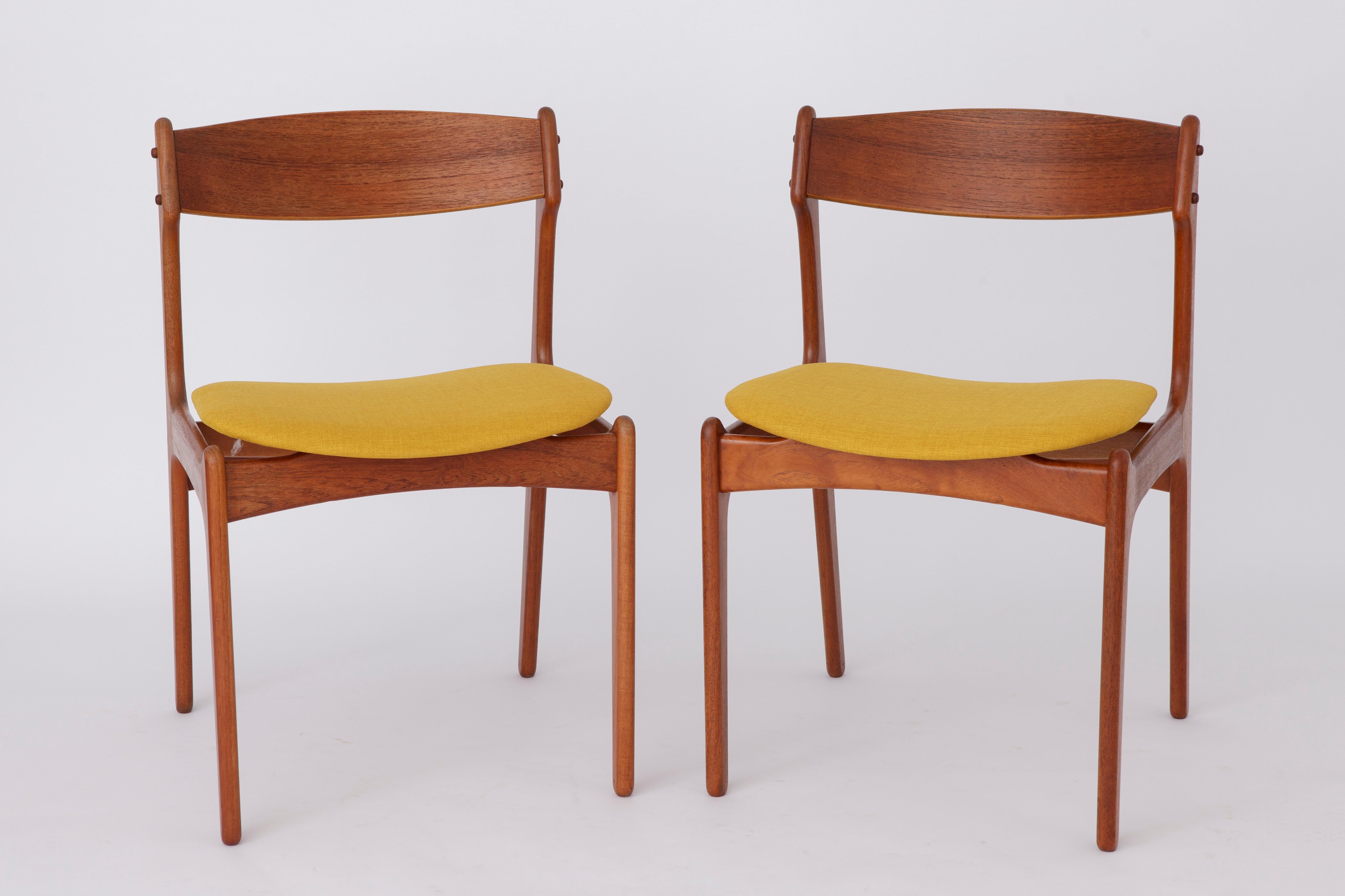 2 Vintage Chairs designed by Erik Buch for the manufacturer OD Mobler, Denmark. 
Model 49 from the 1960s. 
Displayed price is for 2 chairs. 

