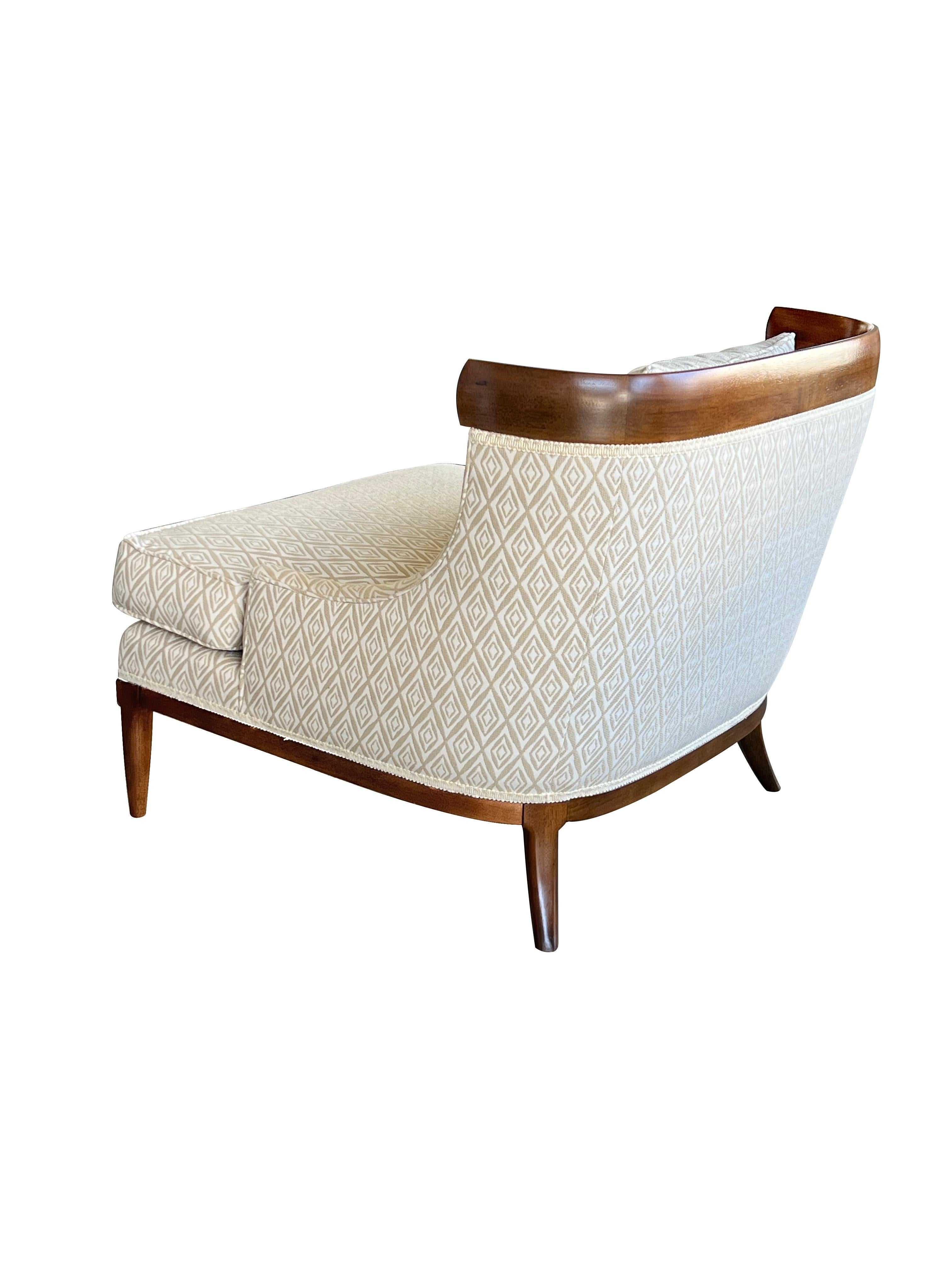 Sedie da salotto Hollywood Regency della collezione Sophisticate per Tomlinson, anni '50; ciascuna elegante sedia da salotto in noce e imbottita con fronte convesso e schienale incurvato dotato di sedile e cuscini dello schienale sciolti; sollevata