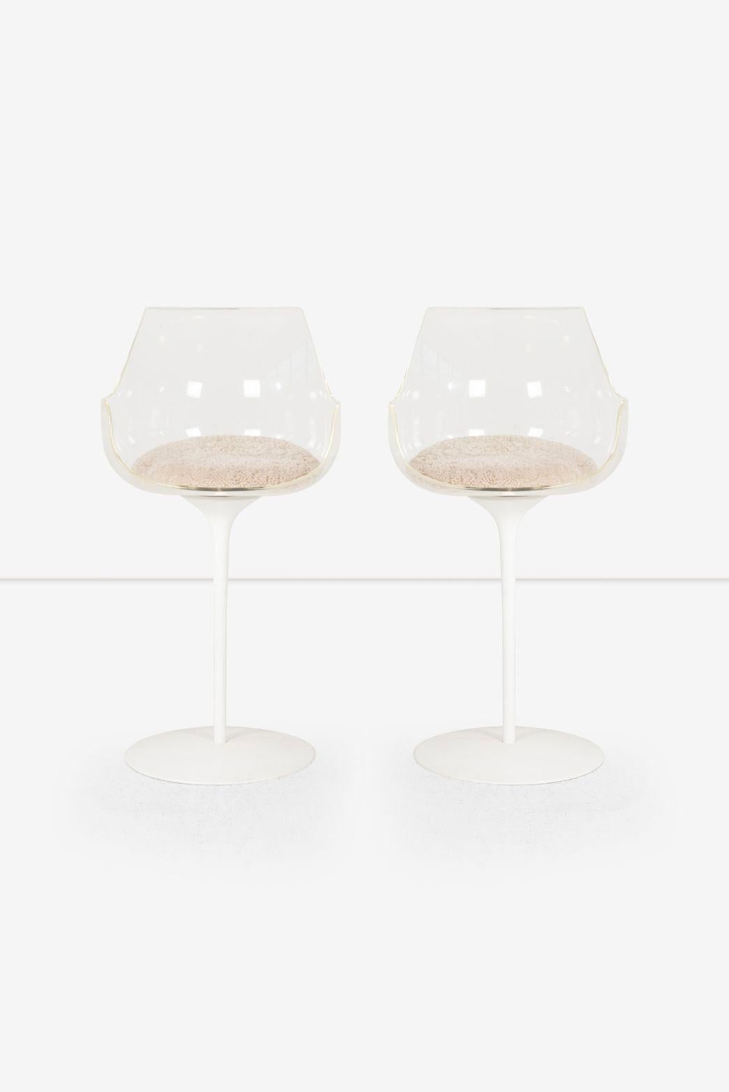 Pareja de taburetes Erwine & Estelle Laverne Champagne, Carcasas acrílicas transparentes con asientos tapizados en piel de cordero sintética sobre bases giratorias de acero cromado, de Erwine & Estelle Laverne.
Hay una marca fundida del fabricante