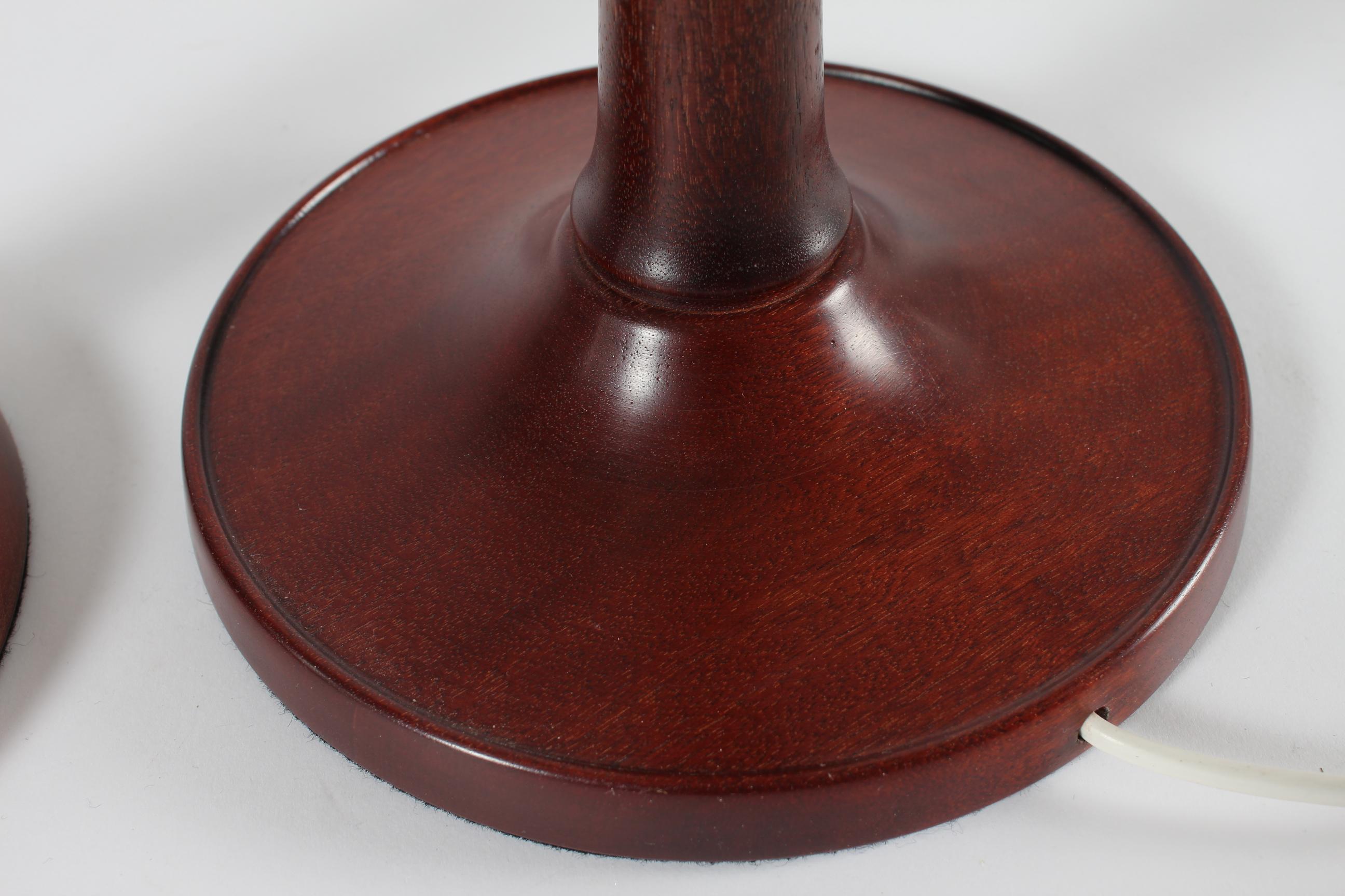 Paire de lampes de bureau Esben Klint en acajou n° 301/27 avec abat-jours d'origine Le Klint en vente 4