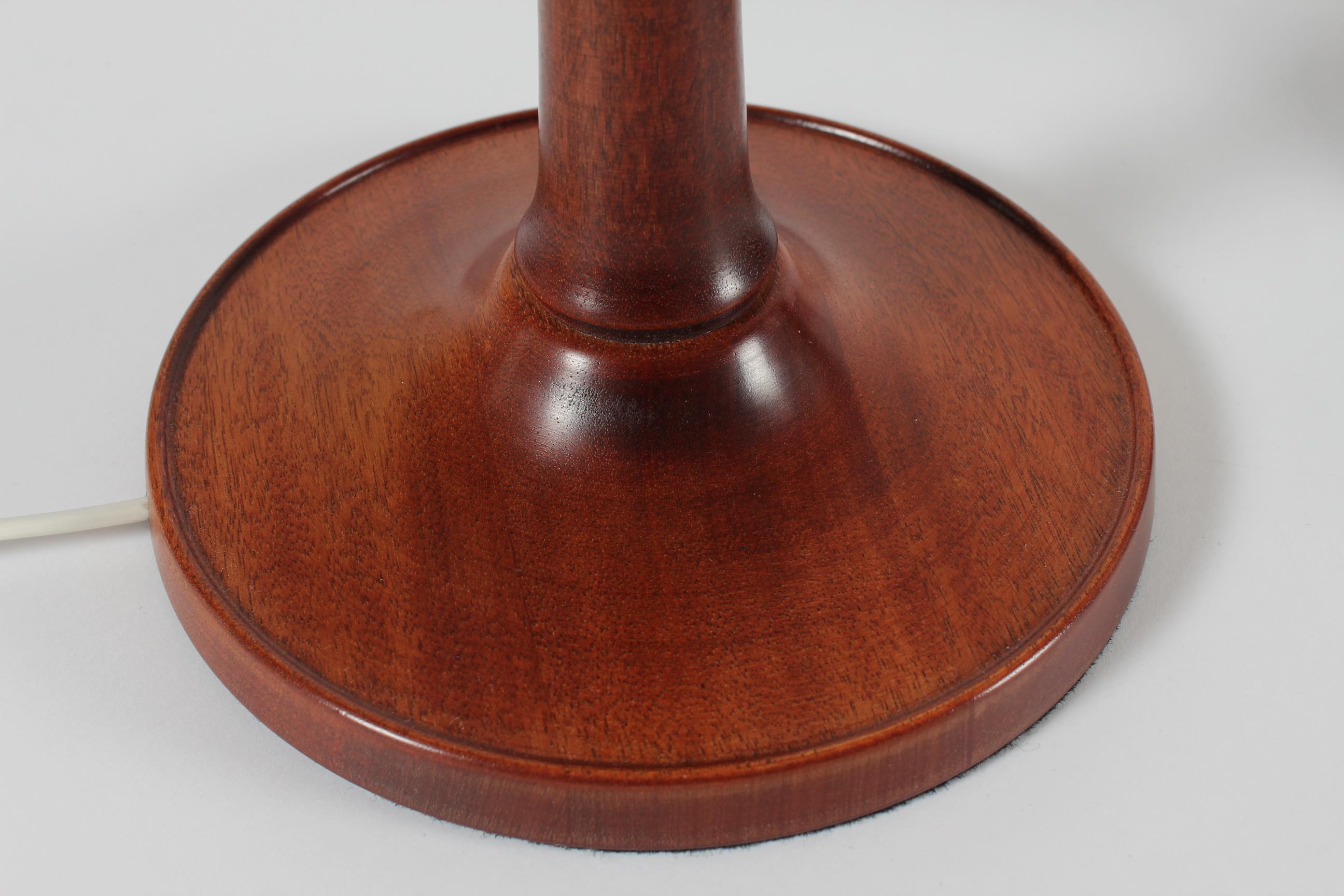 Paire de lampes de bureau Esben Klint en acajou n° 301/27 avec abat-jours d'origine Le Klint en vente 6