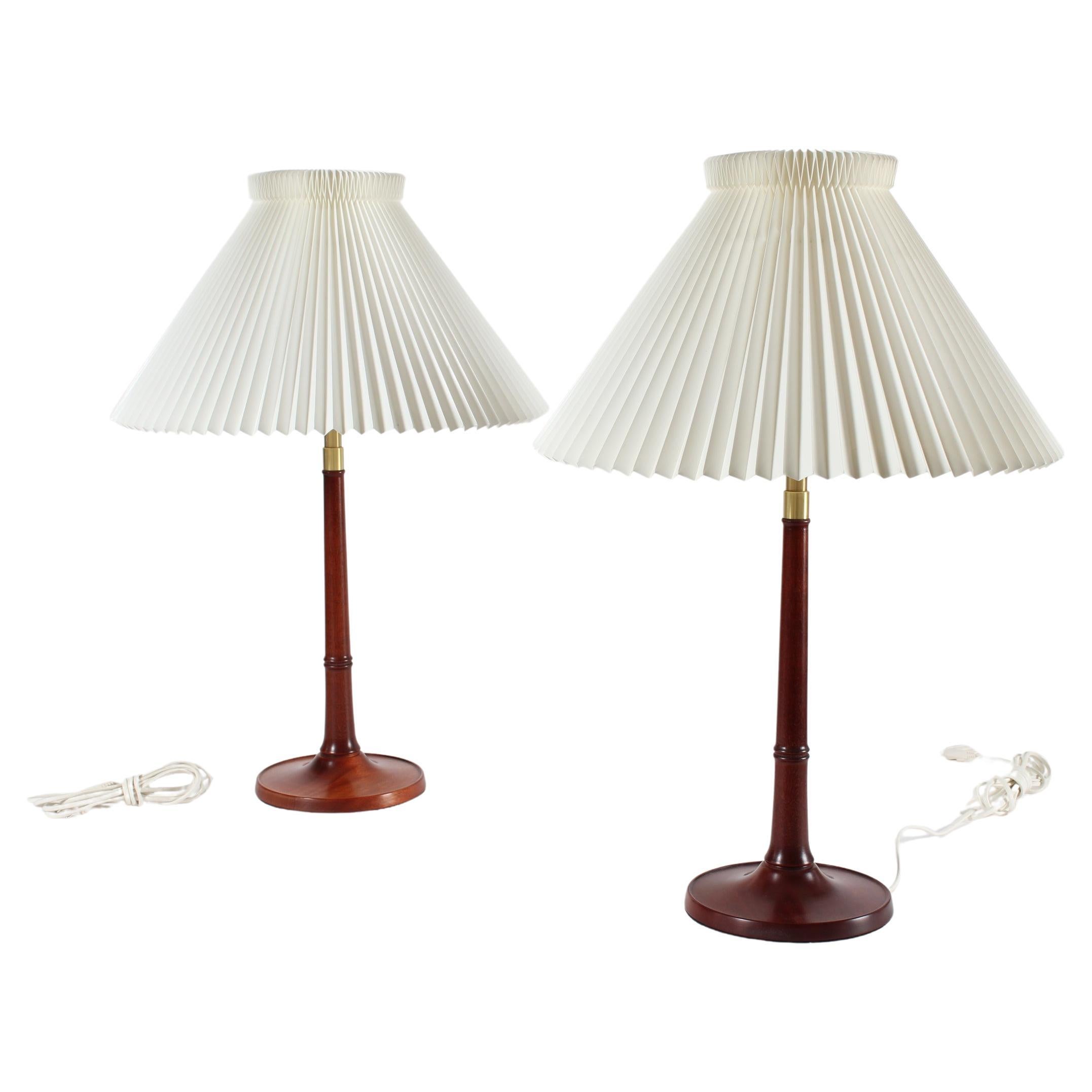 Paire de lampes de table Vintage Esben Klint modèle no. 301/27 fabriquée par Le Klint
Elles sont fabriquées en acajou massif laqué et montées avec les abat-jour originaux de la lampe Le Klint en plastique blanc.
Les teintes sont conçues par Tage