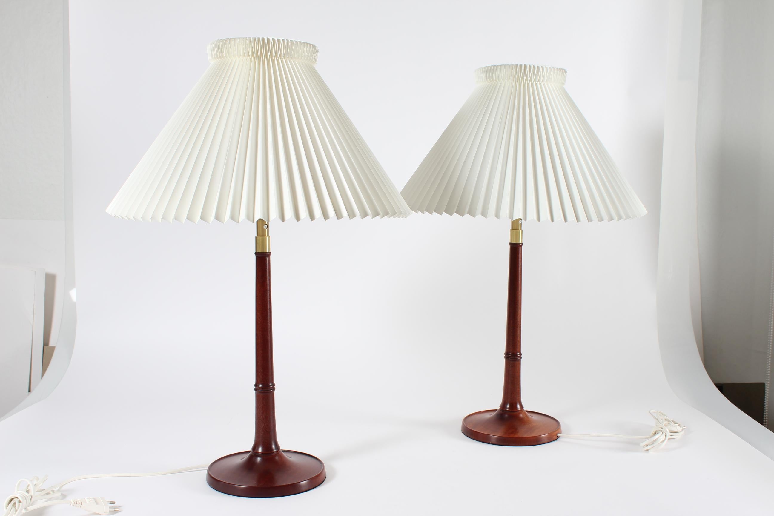 Scandinave moderne Paire de lampes de bureau Esben Klint en acajou n° 301/27 avec abat-jours d'origine Le Klint en vente
