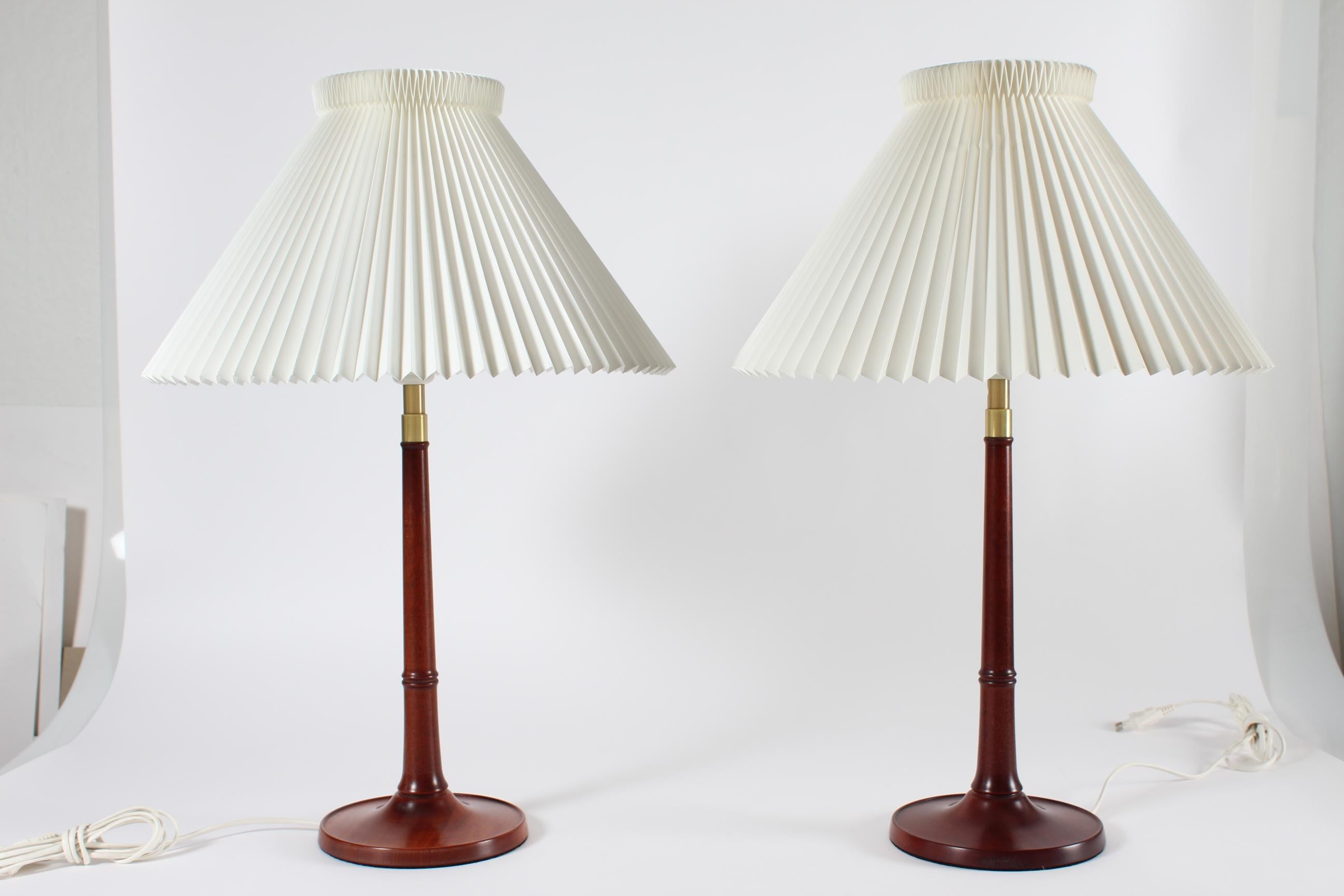 Danois Paire de lampes de bureau Esben Klint en acajou n° 301/27 avec abat-jours d'origine Le Klint en vente