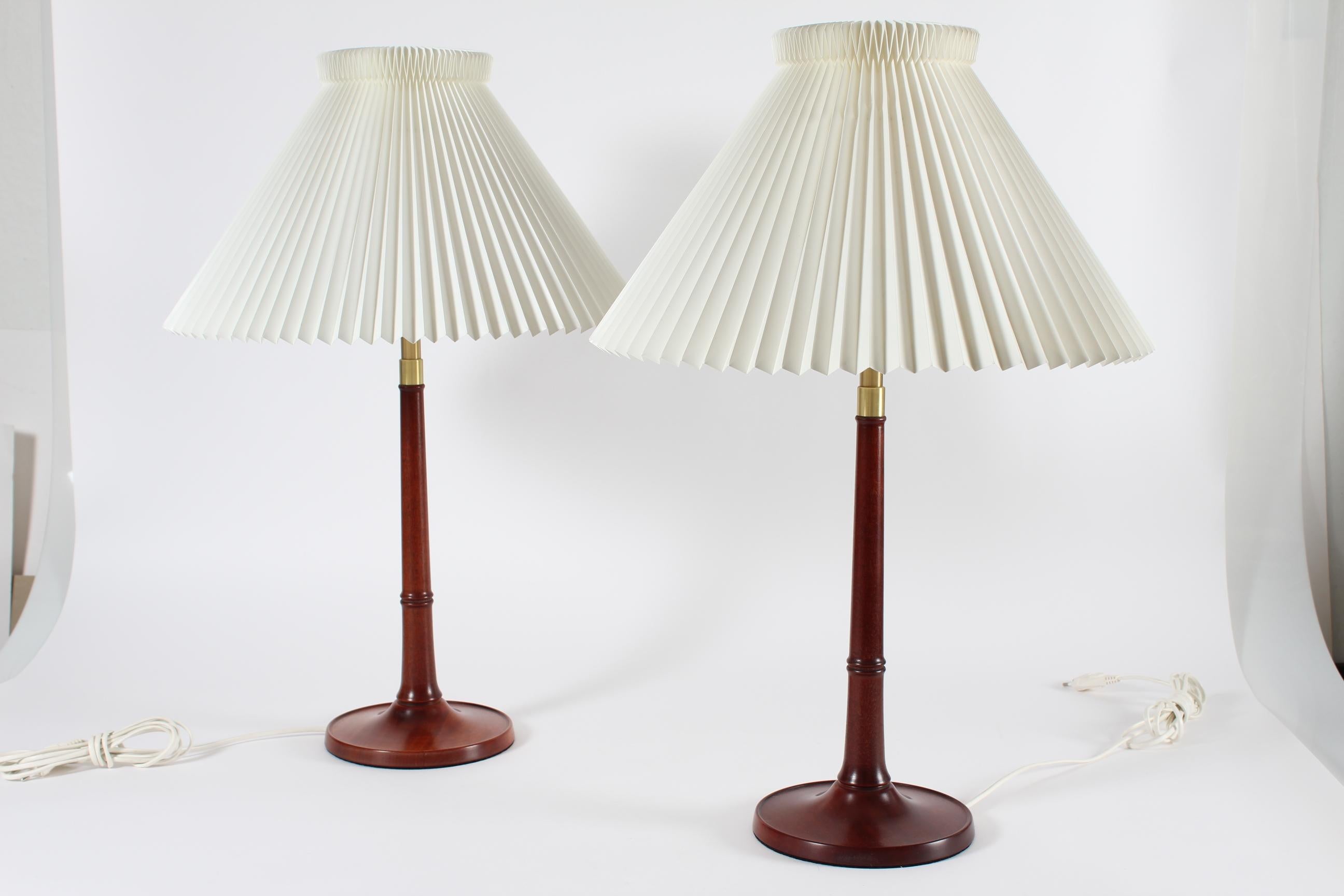 Laqué Paire de lampes de bureau Esben Klint en acajou n° 301/27 avec abat-jours d'origine Le Klint en vente
